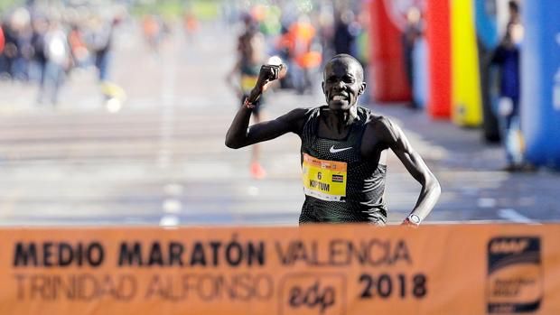 Abraham Kiptum gana en Valencia, donde debutó.