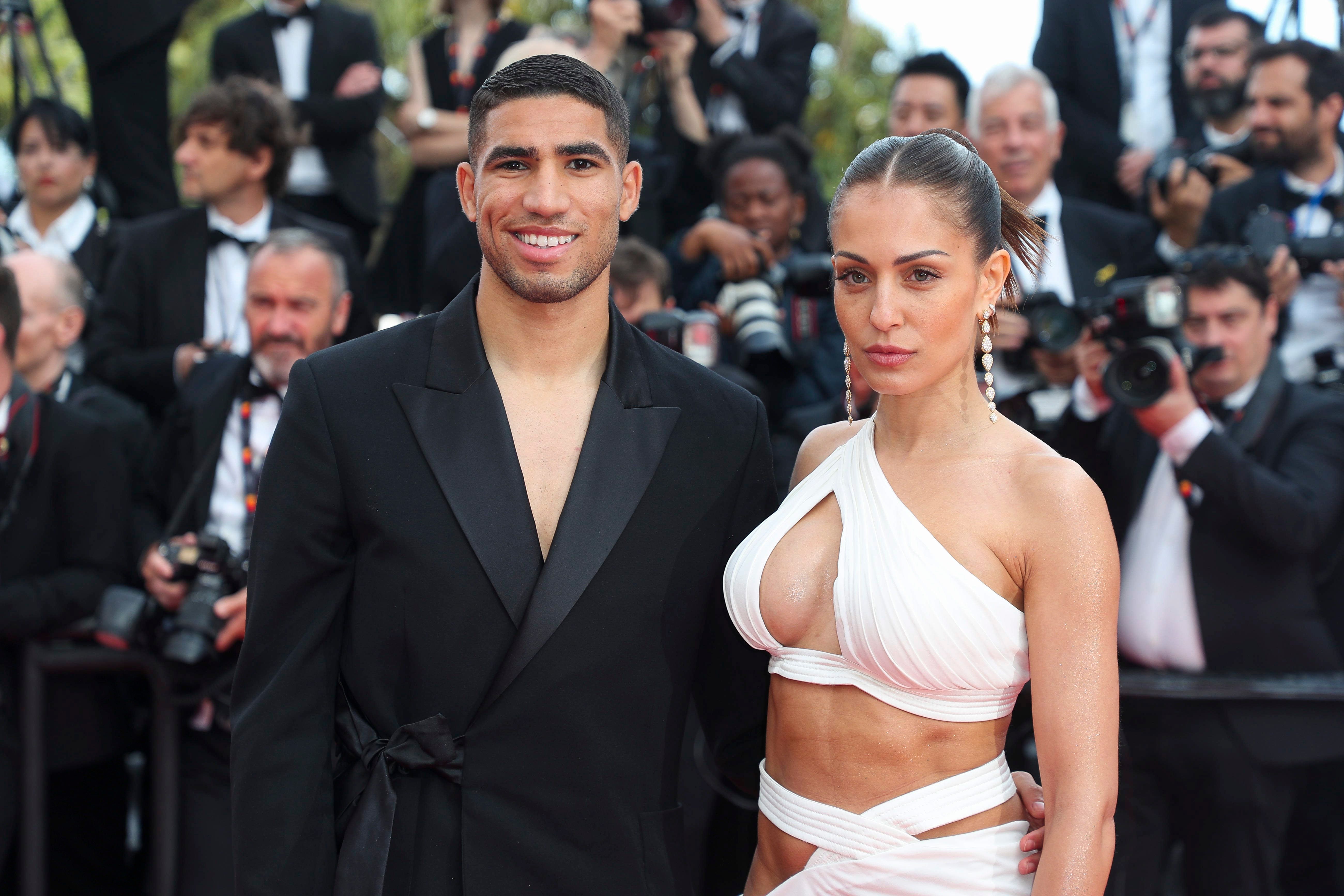  Achraf Hakimi e Hiba Abouk, en la alfombra roja en Cannes.