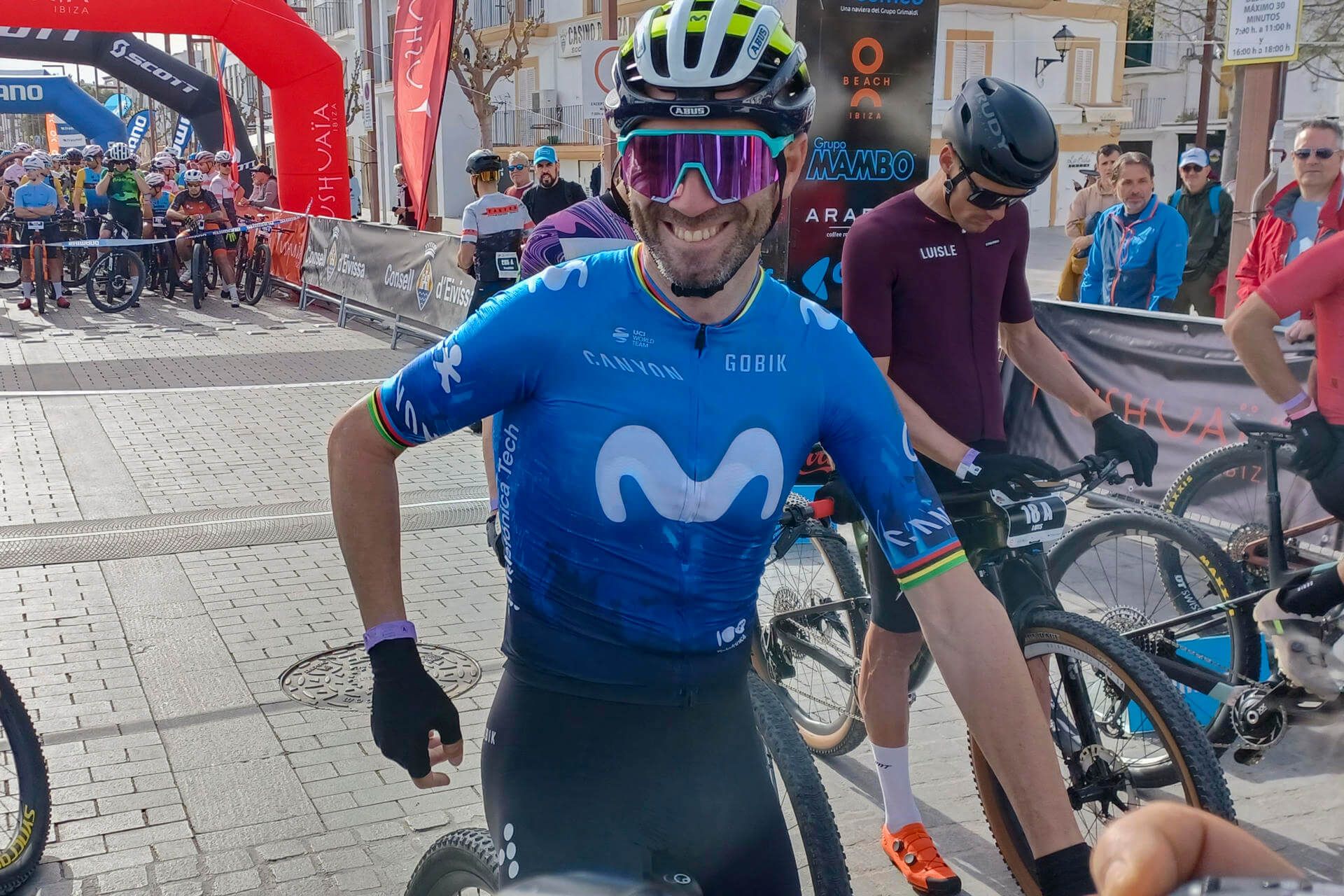 Alejandro Valverde, a la salida de la Vuelta a Ibiza (foto: EFE).
