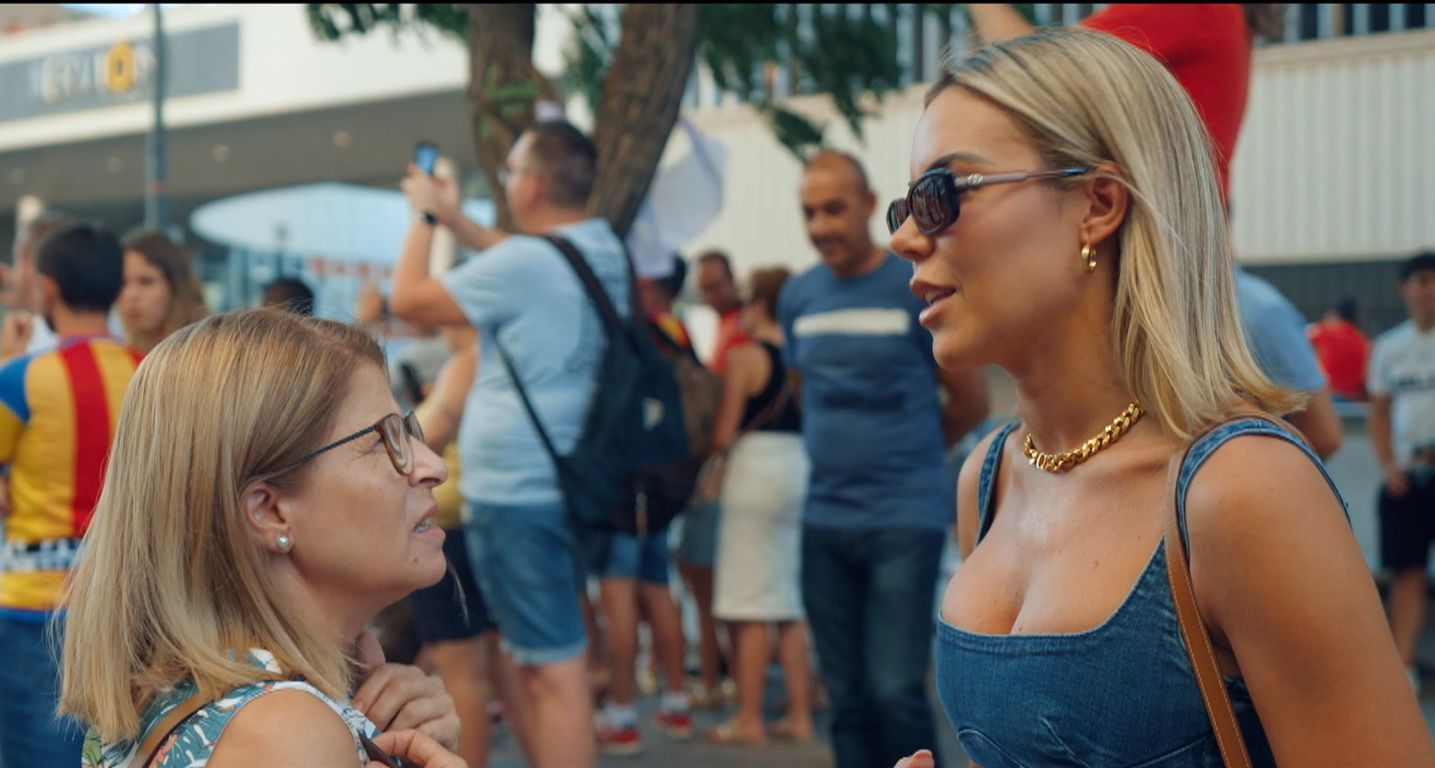 Aficionados del Sevilla se acercaban a Alba Silva a preguntar por Sergio Rico ('WAGS: Ellas también juegan')