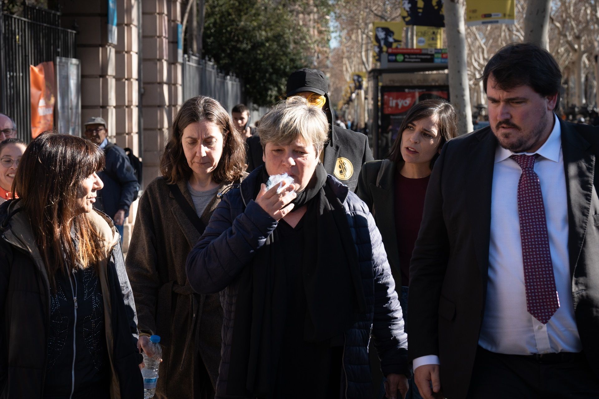  Al fondo de la imagen, el rapero y examigo de Dani Alves, en la Audiencia de Barcelona (Europa Press)