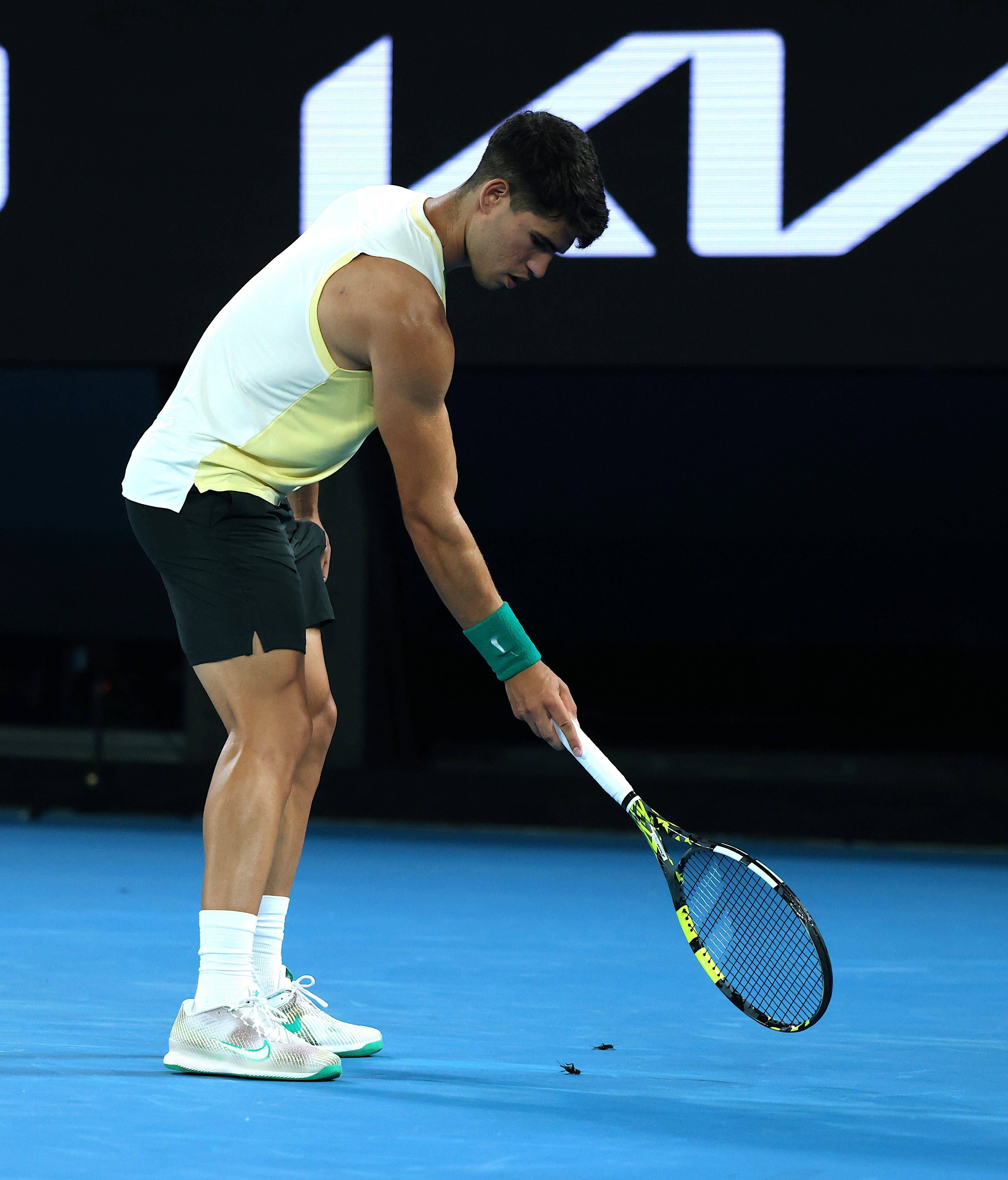  Carlos Alcaraz echa al saltamontes de la pista.