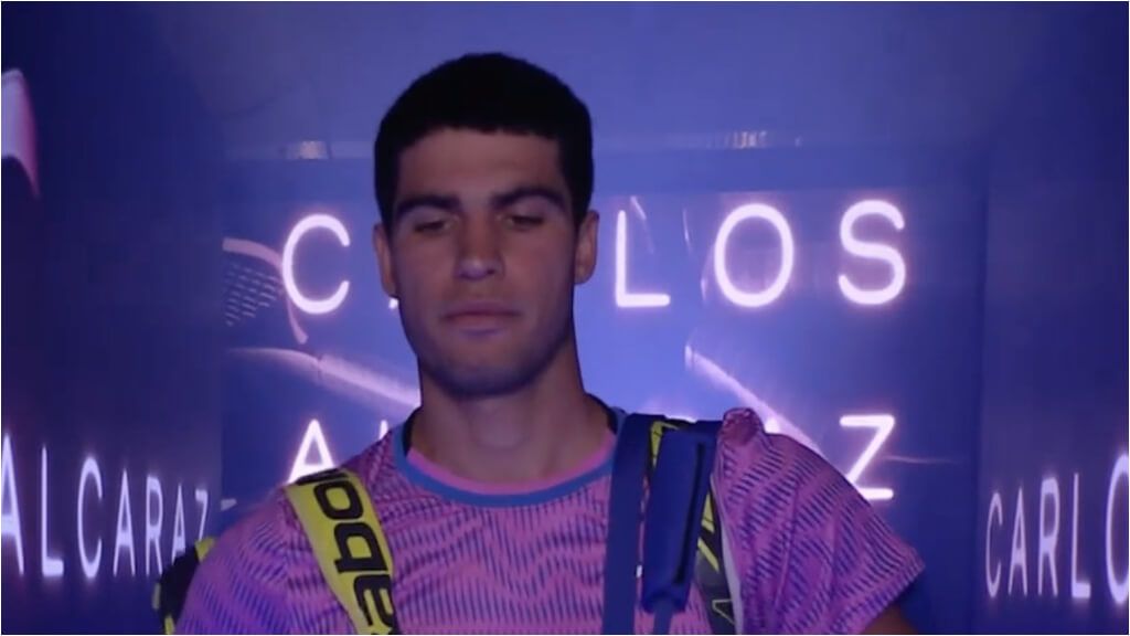  Alcaraz, saltando a pista.
