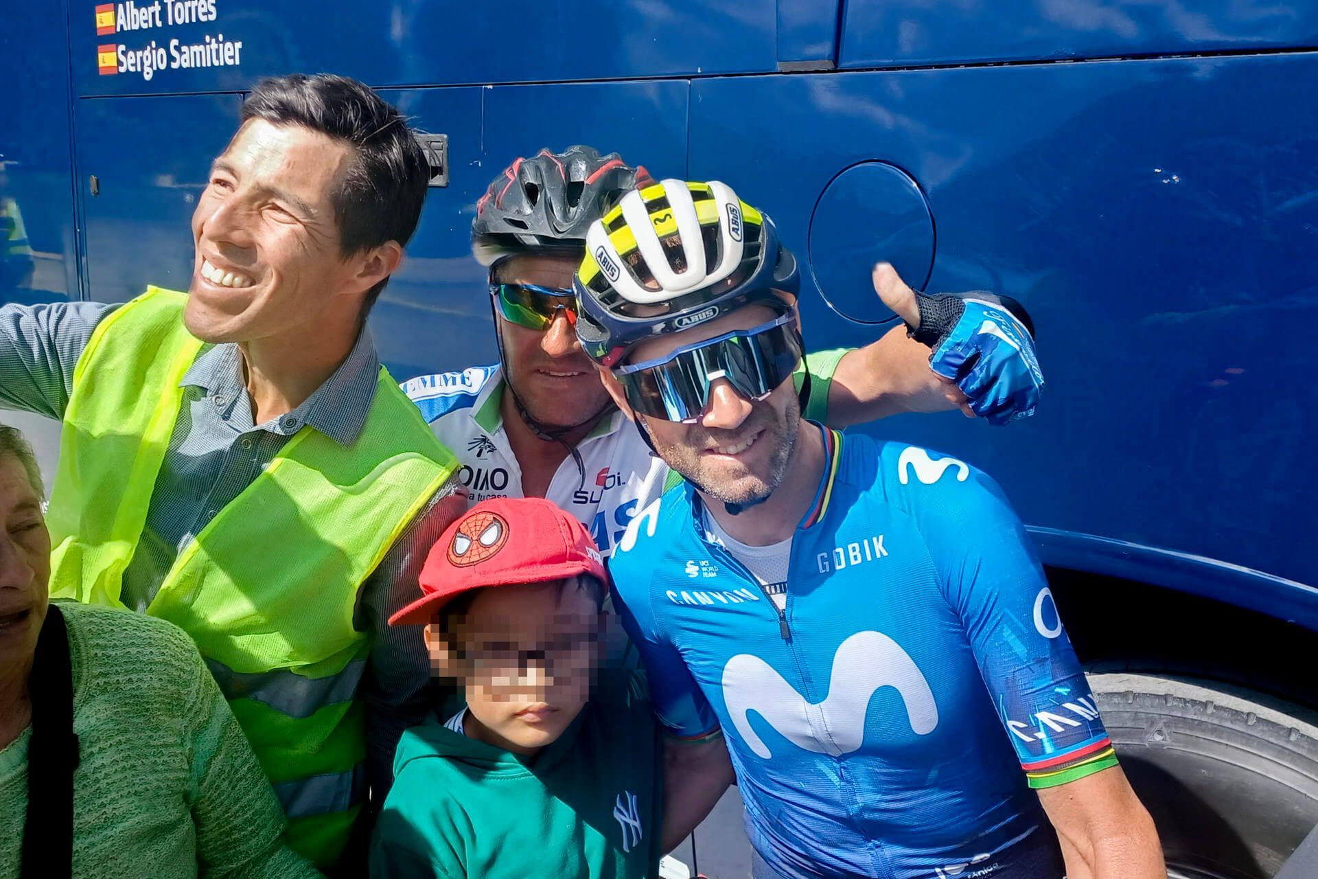 Alejandro Valverde con un admirador durante 'La Vuelta a Colombia'.