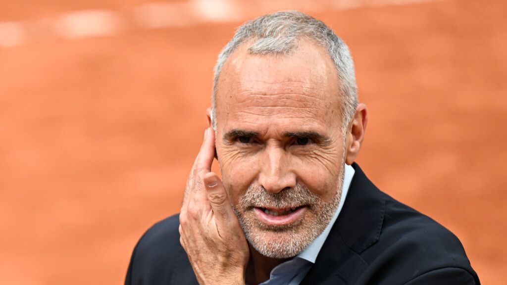  Álex Corretja como comentarista en un partido de tenis (Europa Press)