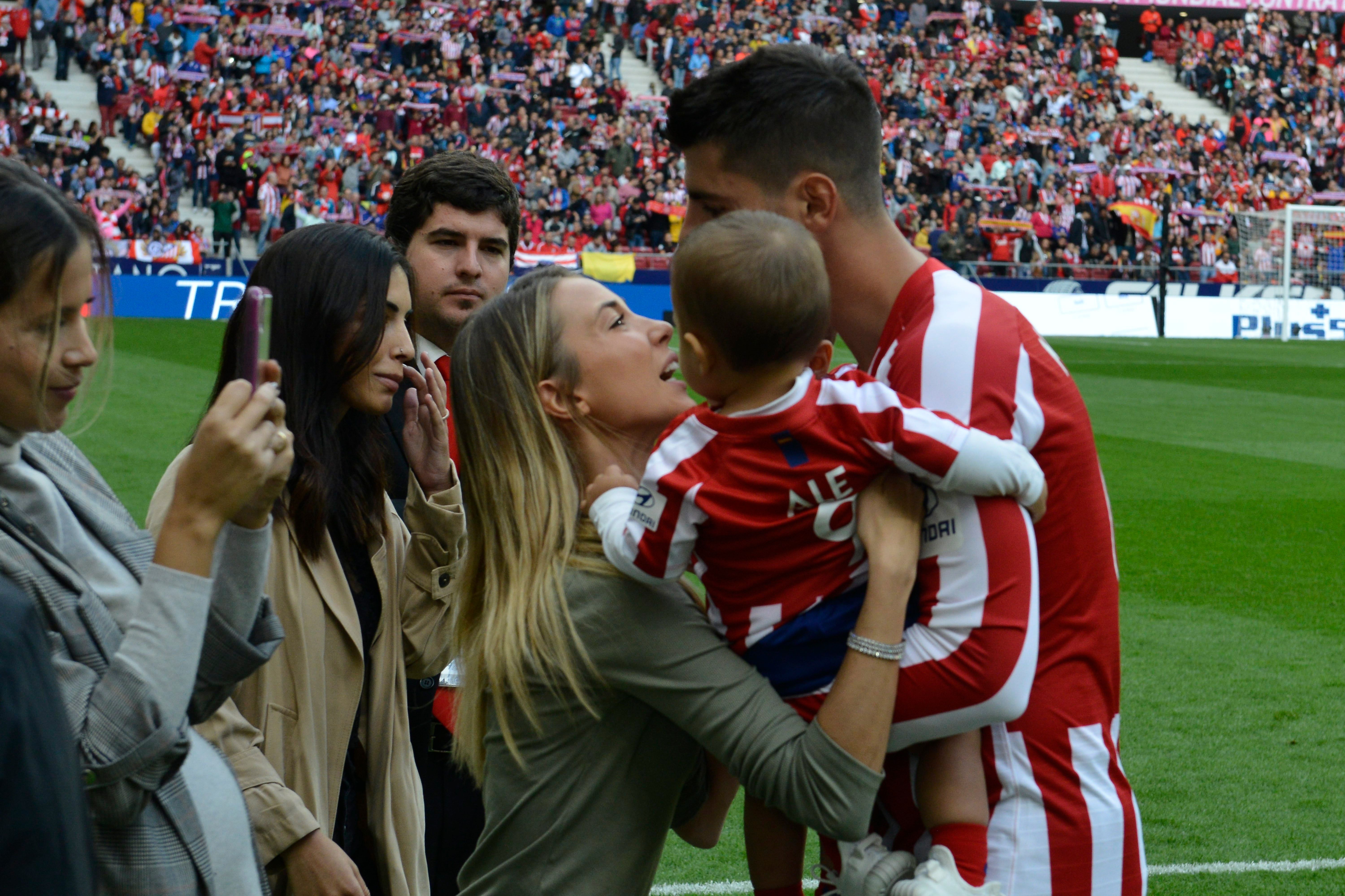  Alice Campello y Álvaro Morata con uno de sus hijos en el Civitas Metropolitano (Cordon Press)