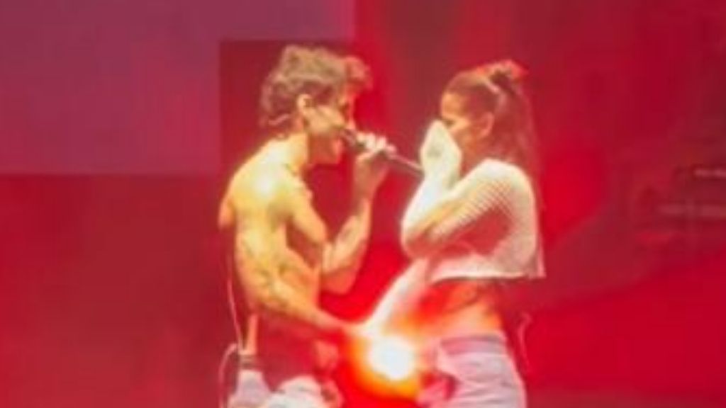 Álvaro de Luna cantando 'Todo contigo' con Laura Escanes