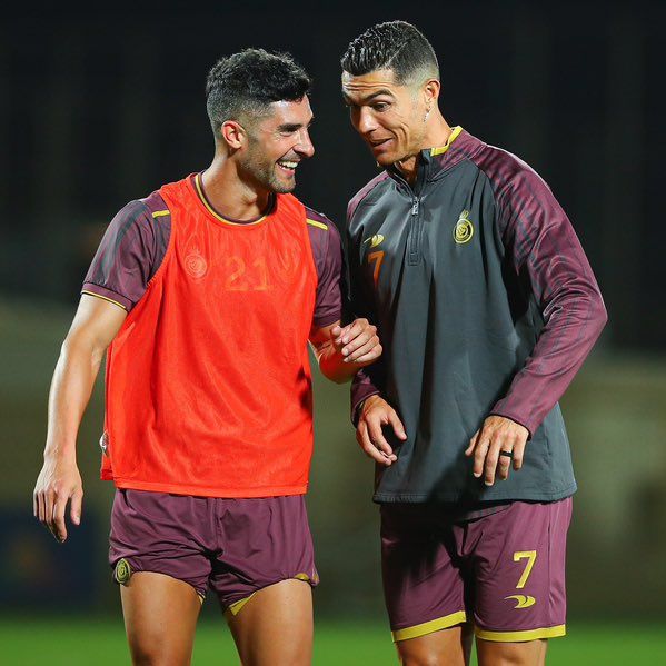 Álvaro González junto a Cristiano Ronaldo en el Al-Nassr.