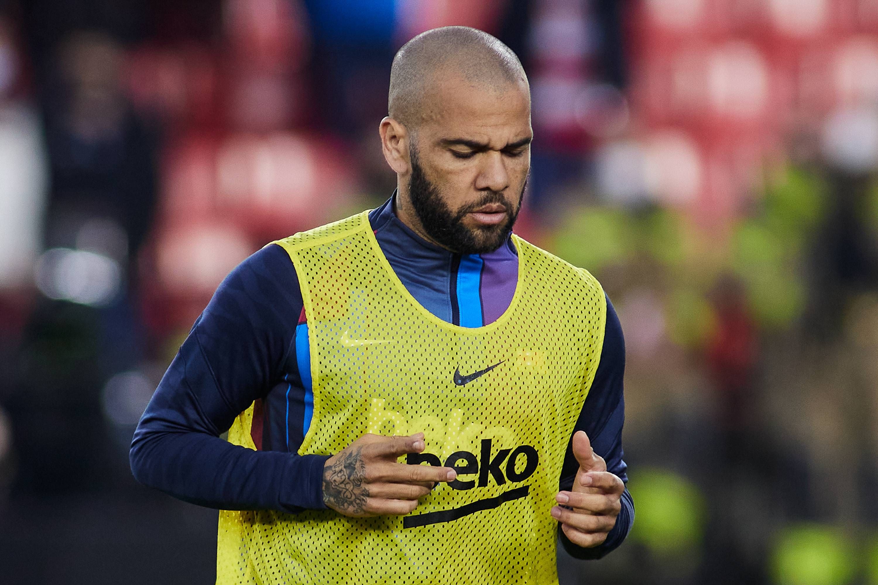  Dani Alves, calentando con la sudadera del FC Barcelona