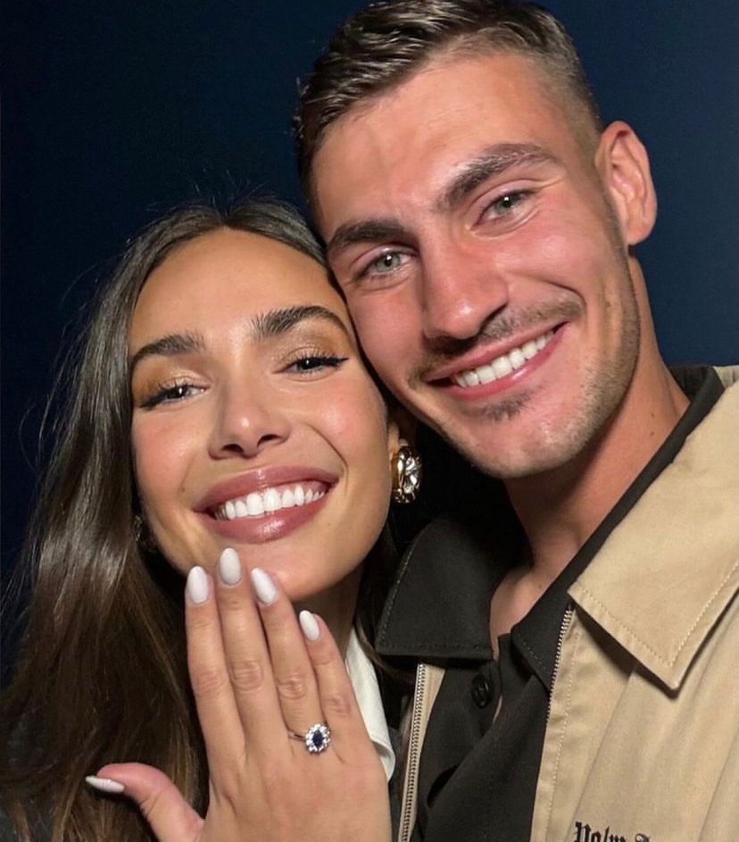 Ana Moya enseña el anillo de compromiso junto a Diego Conde (@anamoyacalzado)