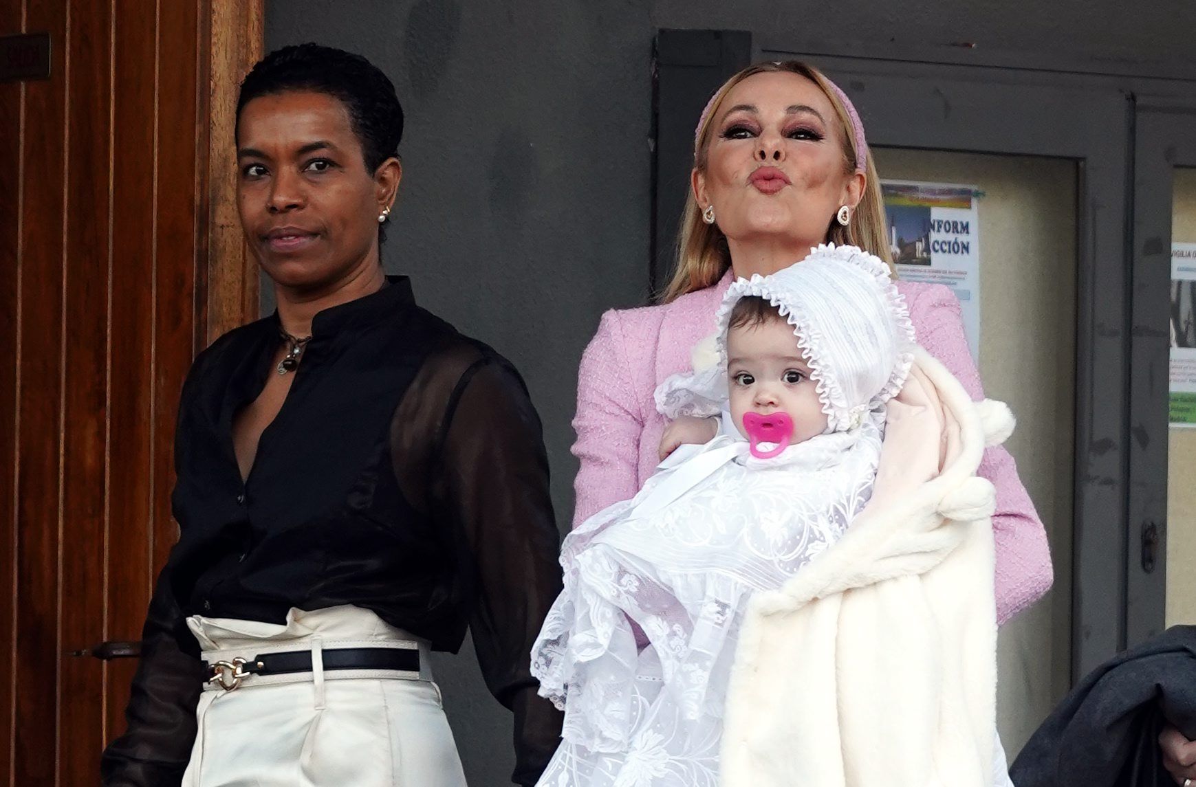  Ana Obregón y su nieta Ana Sandra en el bautizo de la pequeña (Cordon Press)