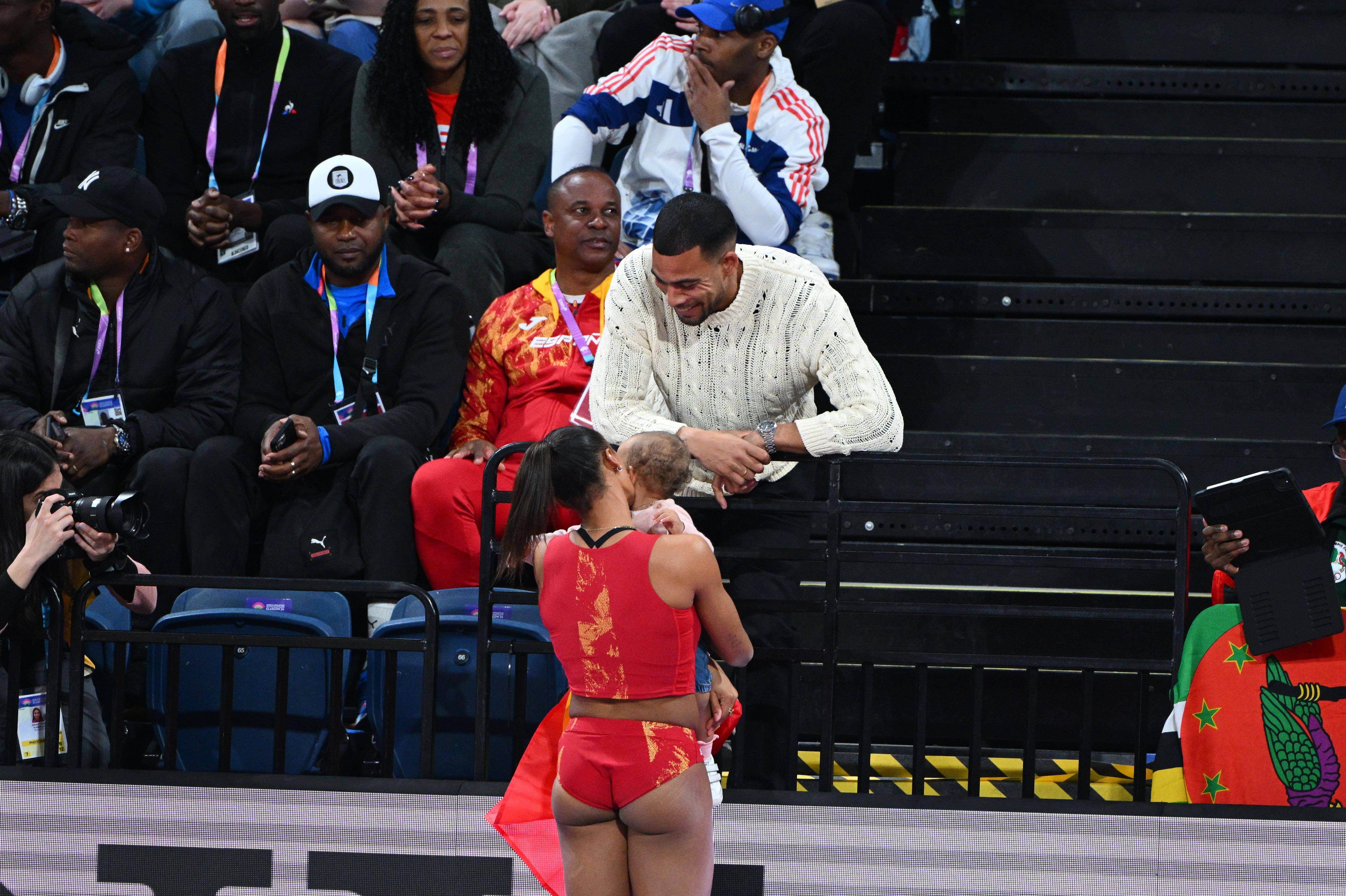  Ana Peleteiro celebra con su familia el bronce en Glasgow.
