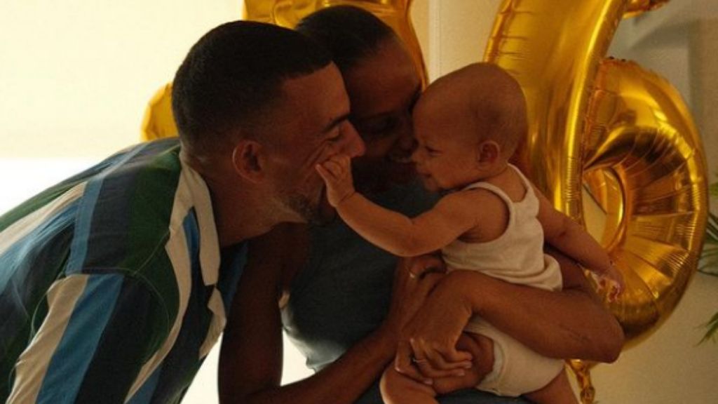  Ana Peleteiro con su marido, Benjami Compaoré y su hija Lúa (@apeleteirob)