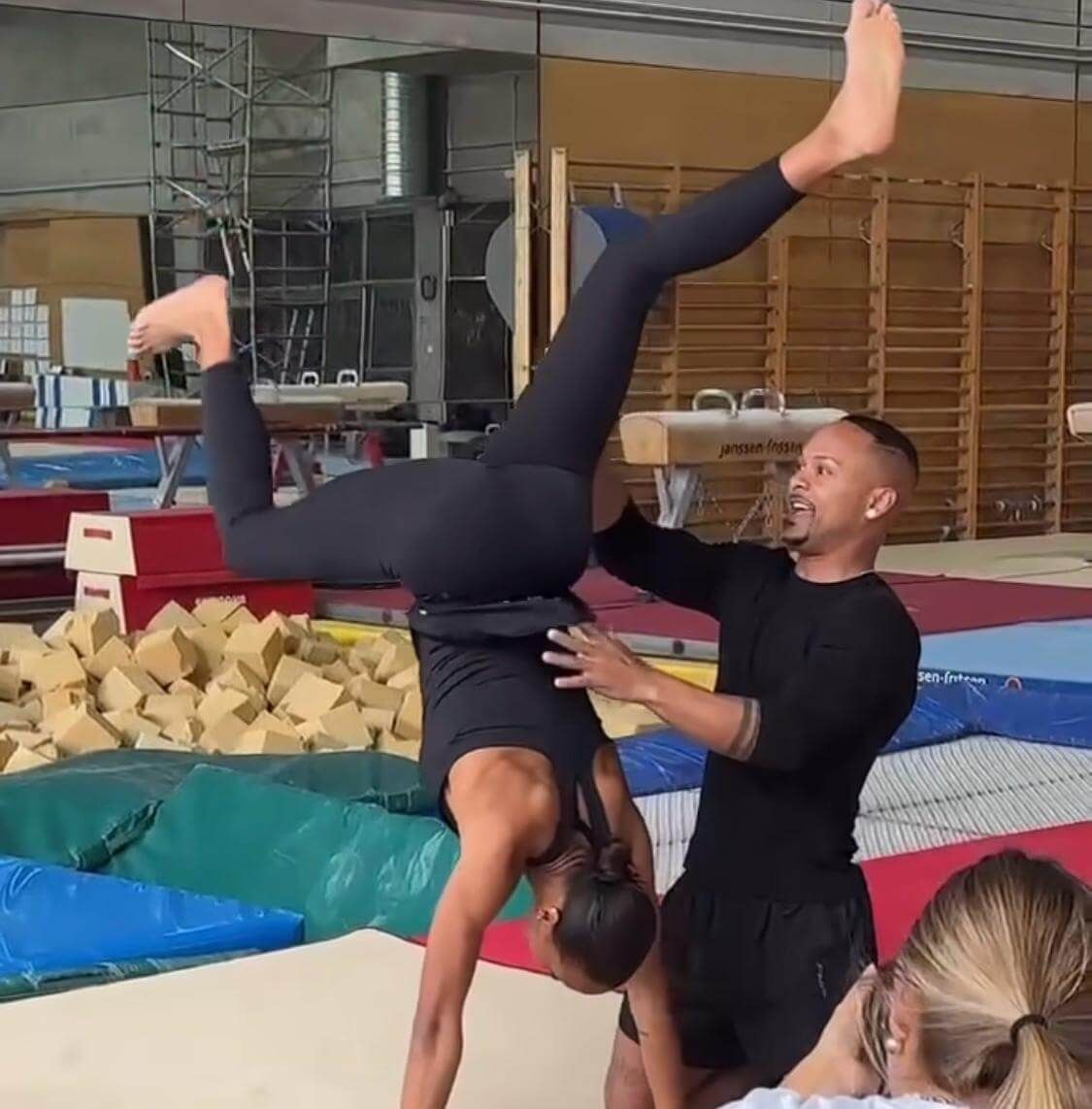  Ana Peleteiro demostrando sus dotes en la gimnasia (Captura: @clickcollector).
