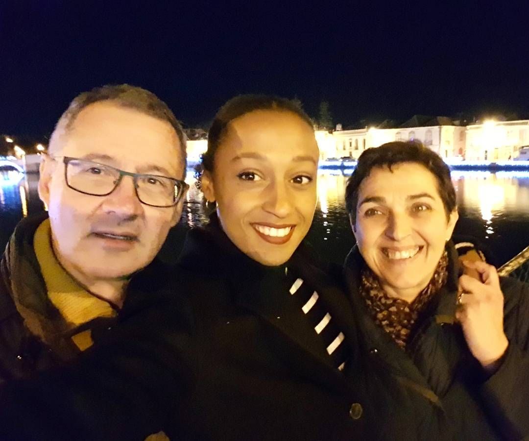  Ana Peleteiro junto a sus padres.