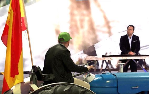  Ángel Gaitán, a bordo de un tractor en su entrada a 'Horizonte' (Captura: Cuatro).
