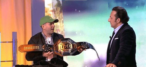  Ángel Gaitán muestra el cinturón de Ilia Topuria a Iker Jiménez (Captura: Cuatro).