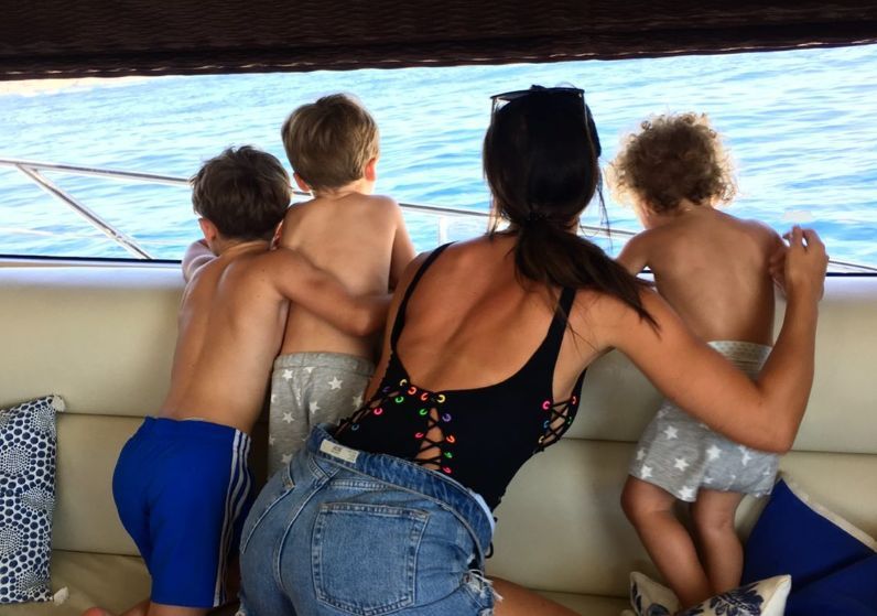  Annie Kilner junto a sus tres hijos con Walker (@annievkilner)