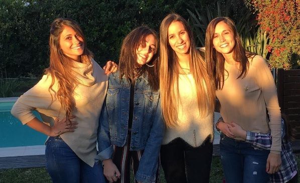  Antonela Roccuzzo junto a sus dos hermanas y su prima.