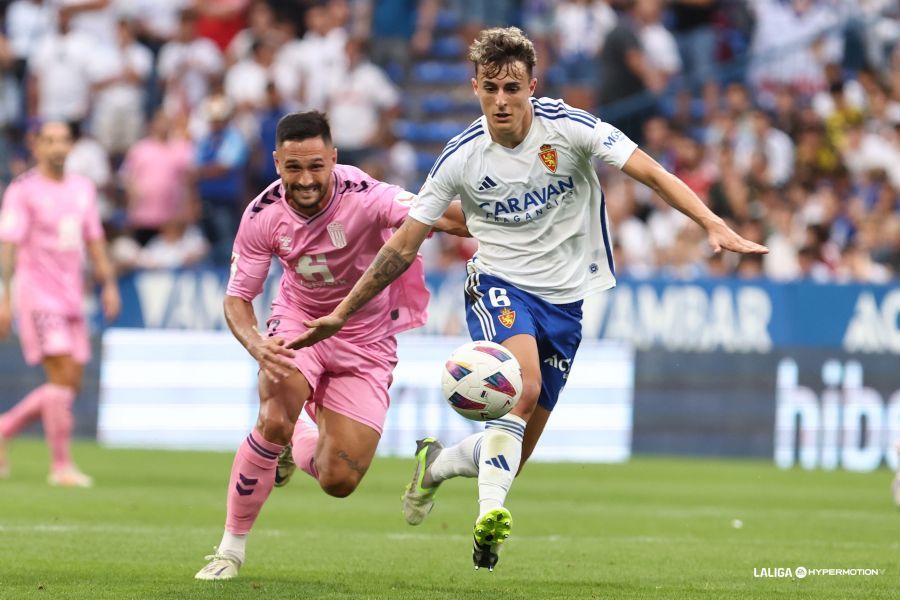  Francés puja con un rival en el Zaragoza - Eldense.