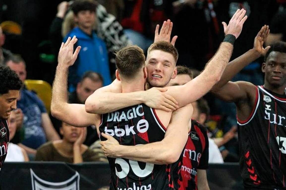 El Surne Bilbao Basket celebra una victoria en Miribilla.