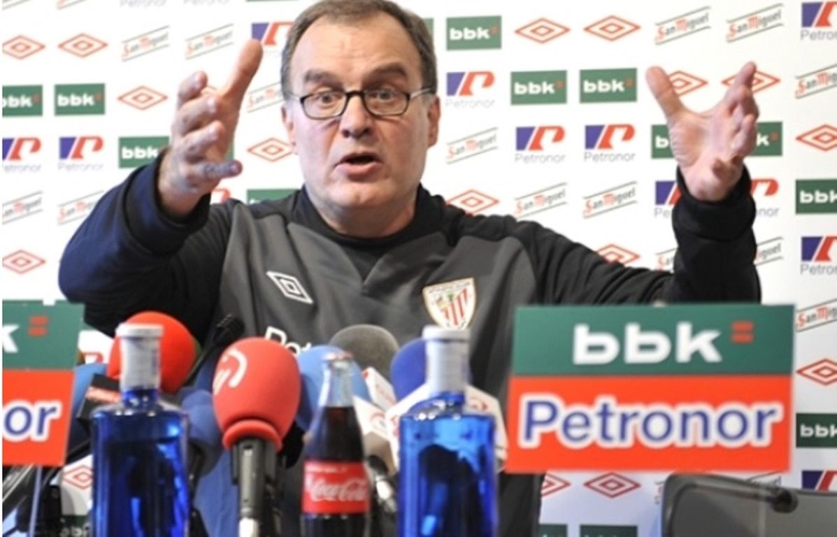 Marcelo Bielsa, ahora seleccionador de Uruguay, gesticula durante su mítica intervención, en su etapa en el Athletic Club, sobre las obras de Lezama.