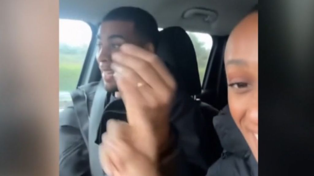 Ana Peleteiro, con Benjamin Campaoré en pleno vídeo. (@anapeleteirob)