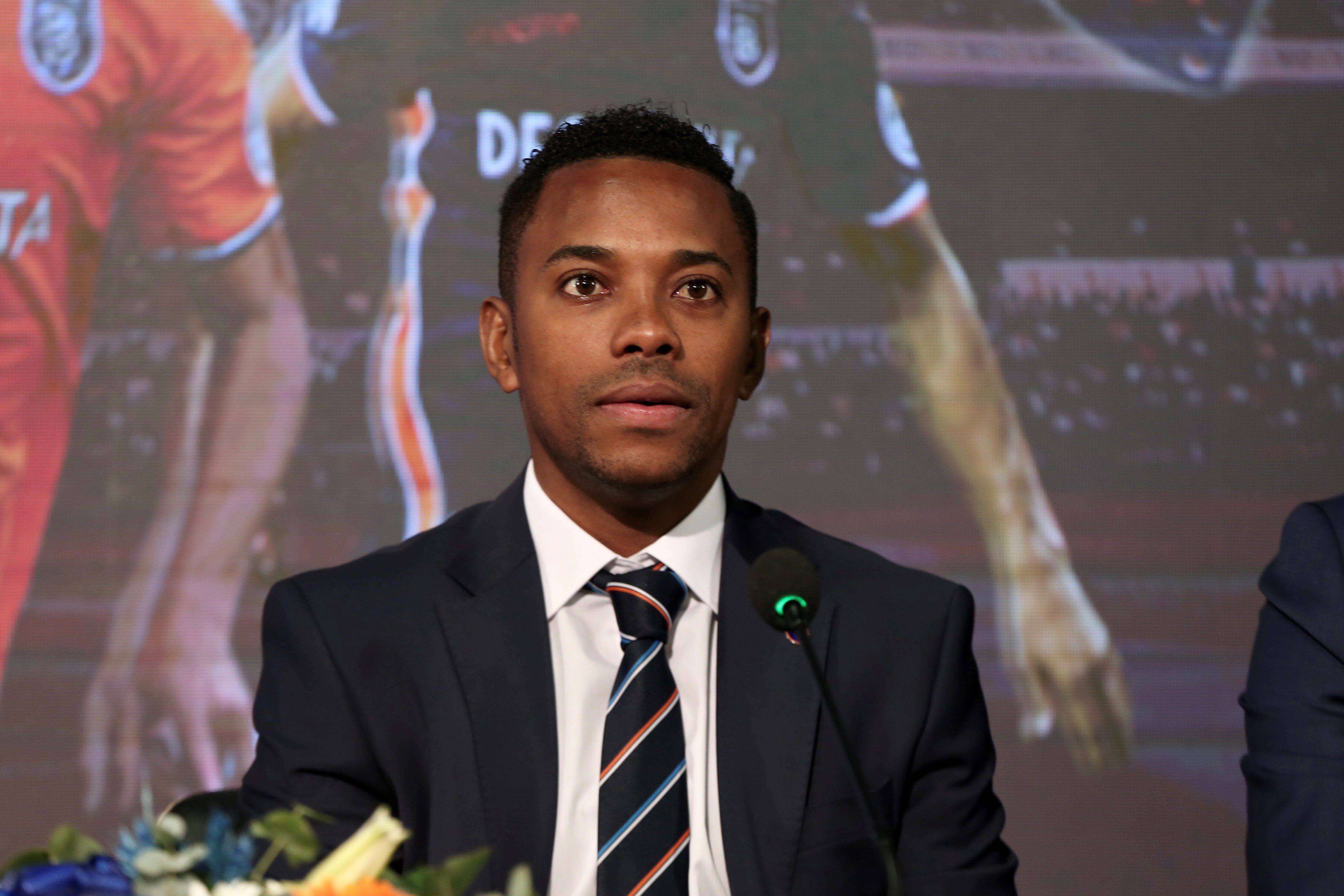  Robinho en el acto de firma de contrato con el Medipol Basaksehir