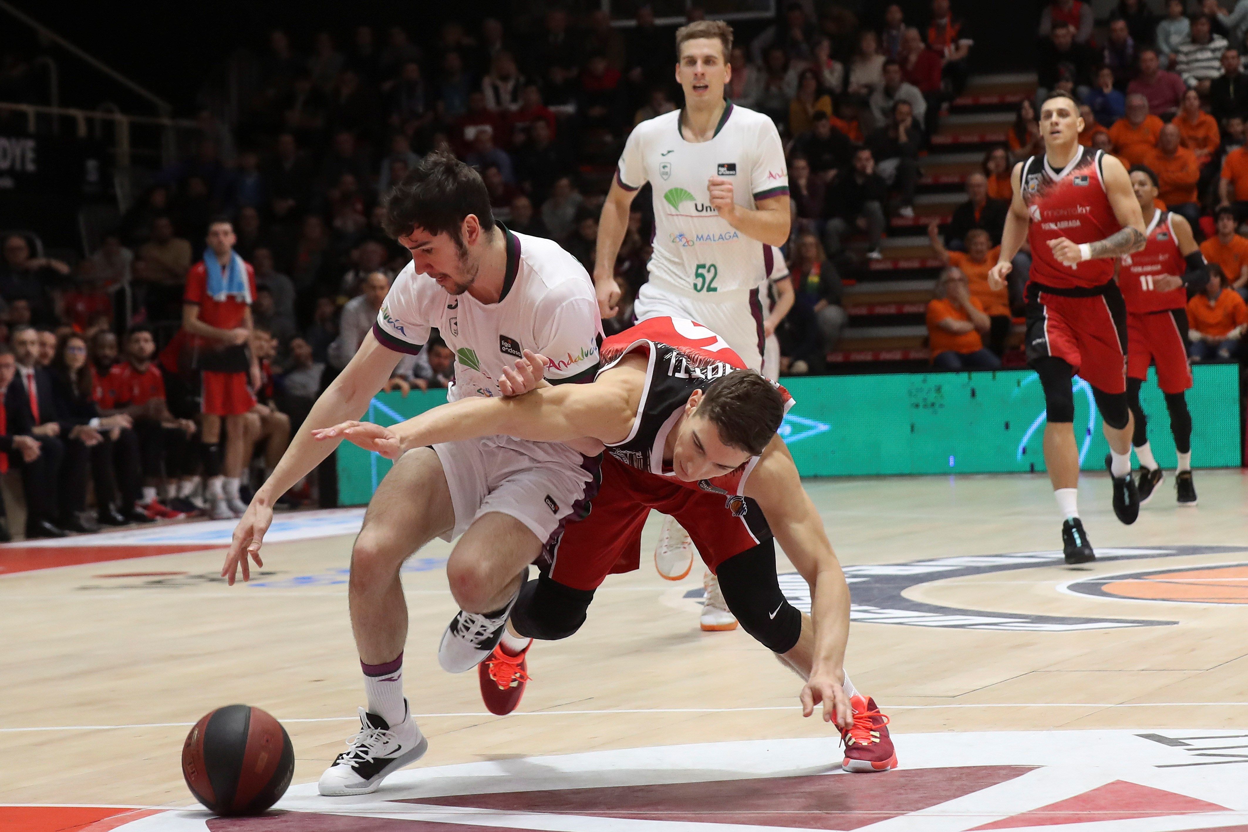  Brizuela pelea por un balón.