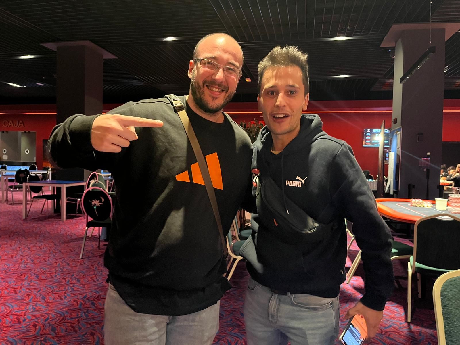 Carlos, a la derecha