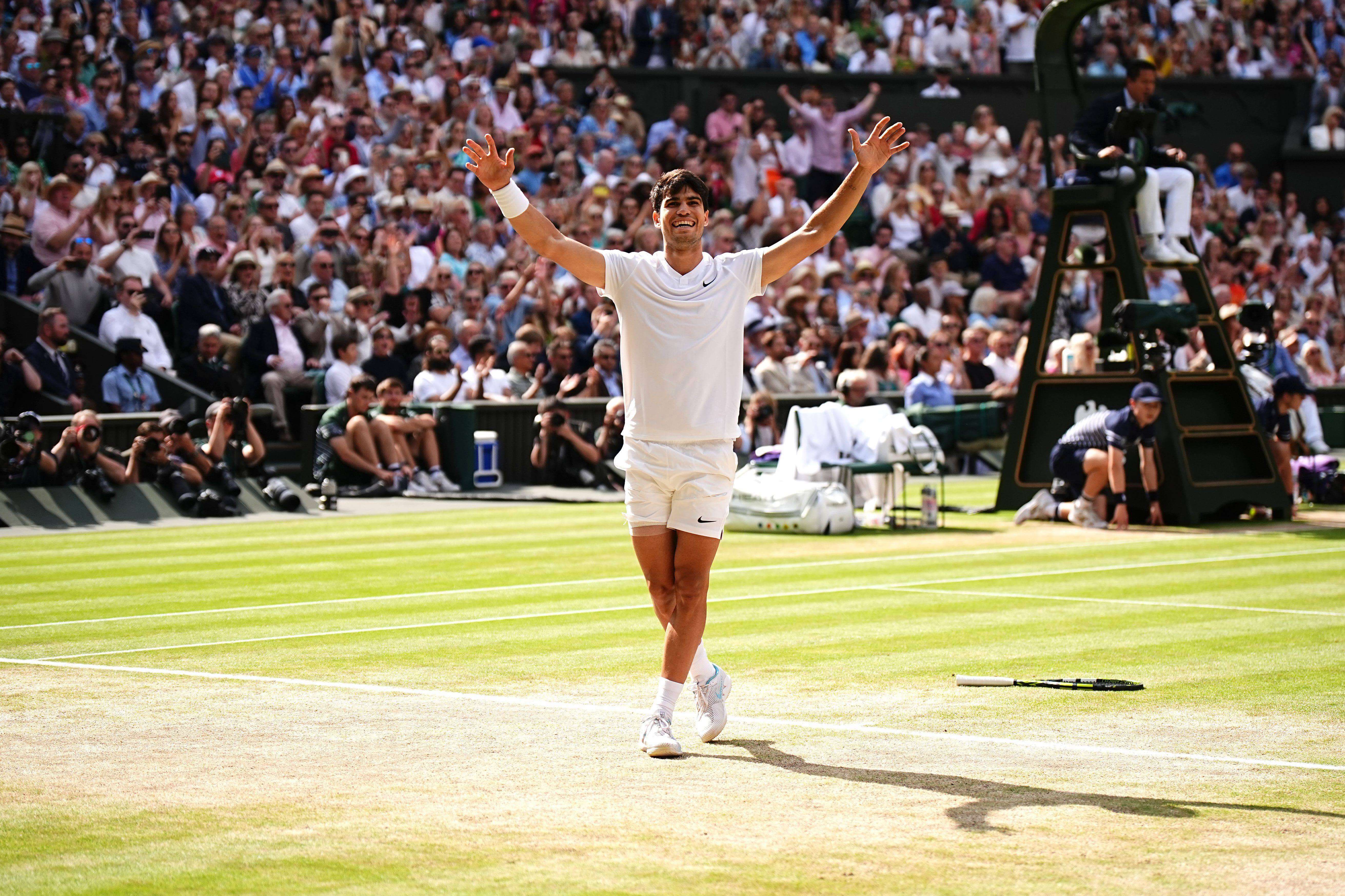 Carlos Alcaraz celebra su segundo título de Wimbledon.