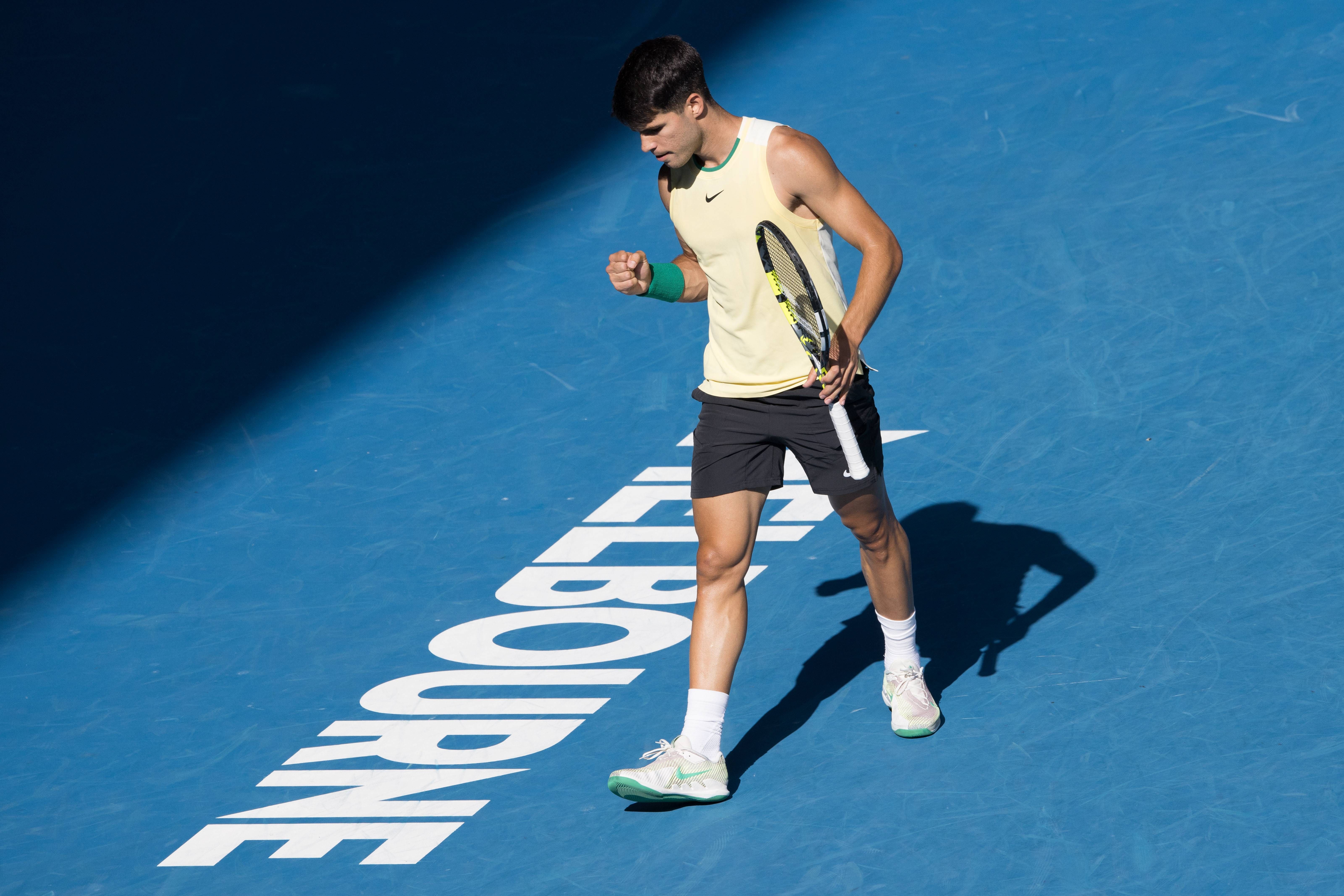  Carlos Alcaraz celebra un punto en el Abierto de Australia.
