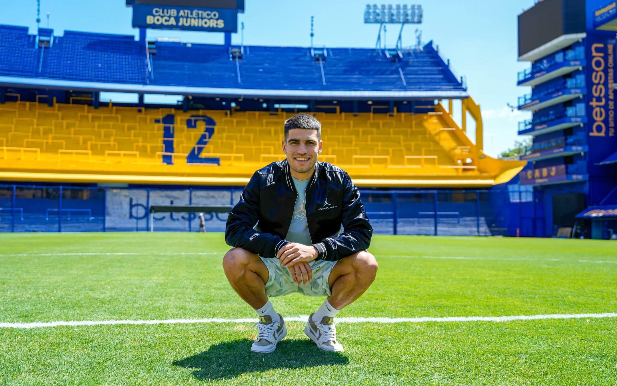 Carlos Alcaraz posando en el césped de La Bombonera.