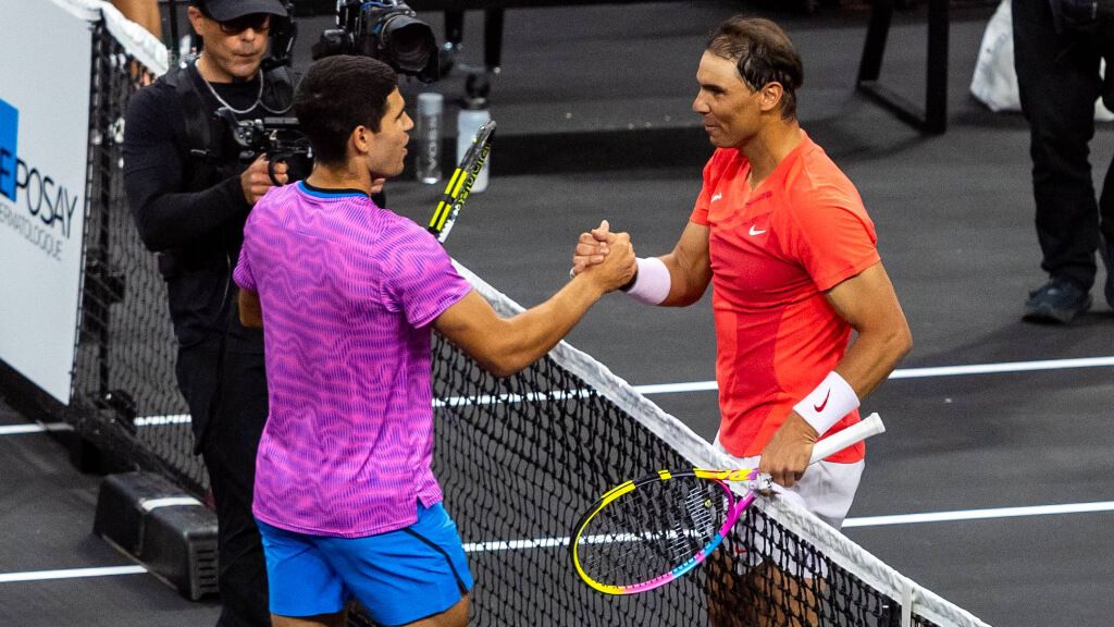  Carlos Alcaraz y Rafa Nadal durante su exhibición en Las Vegas. (Fuente: Cordon Press)