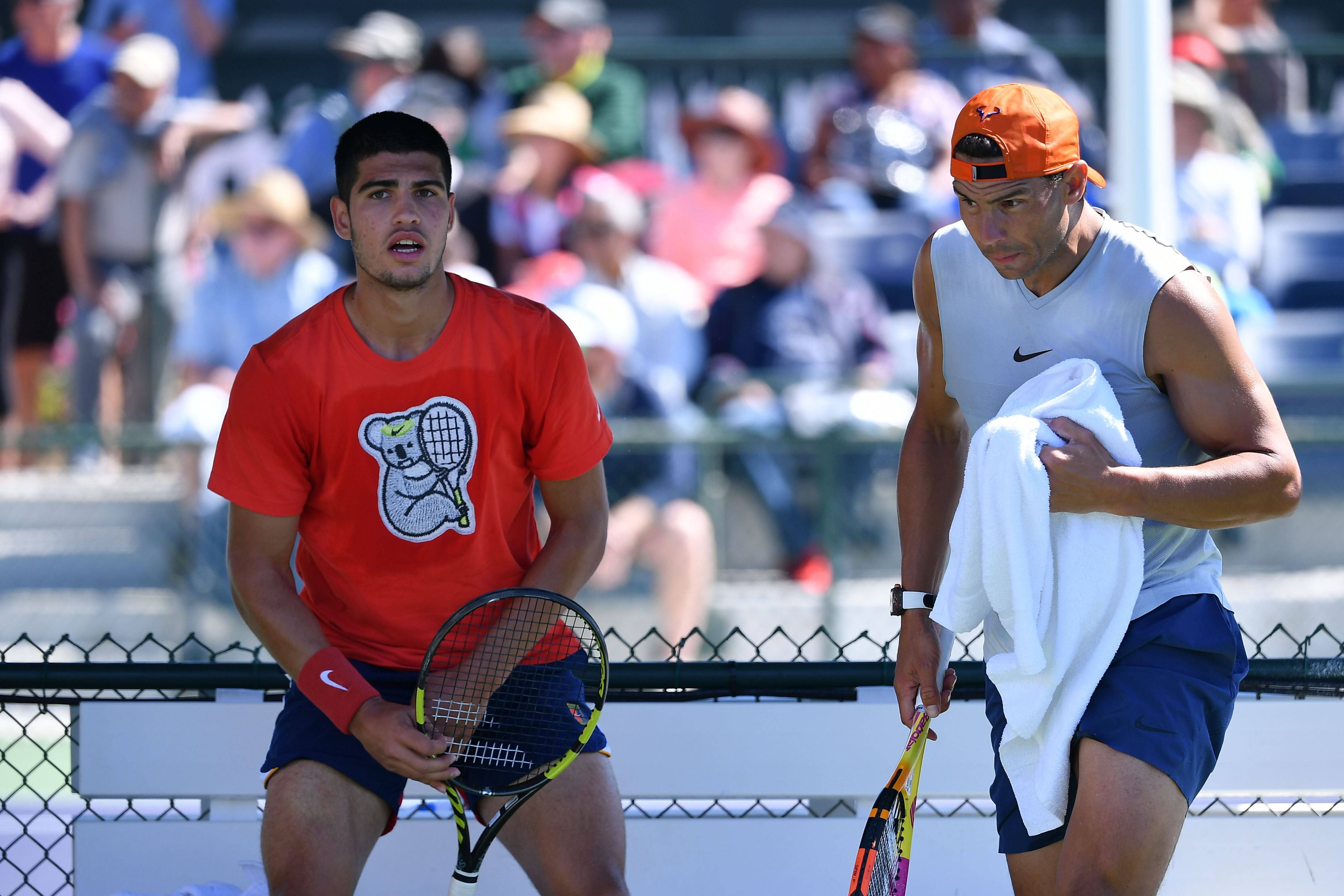  Carlos Alcaraz y Rafa Nadal, en un partido amistoso de tenis.