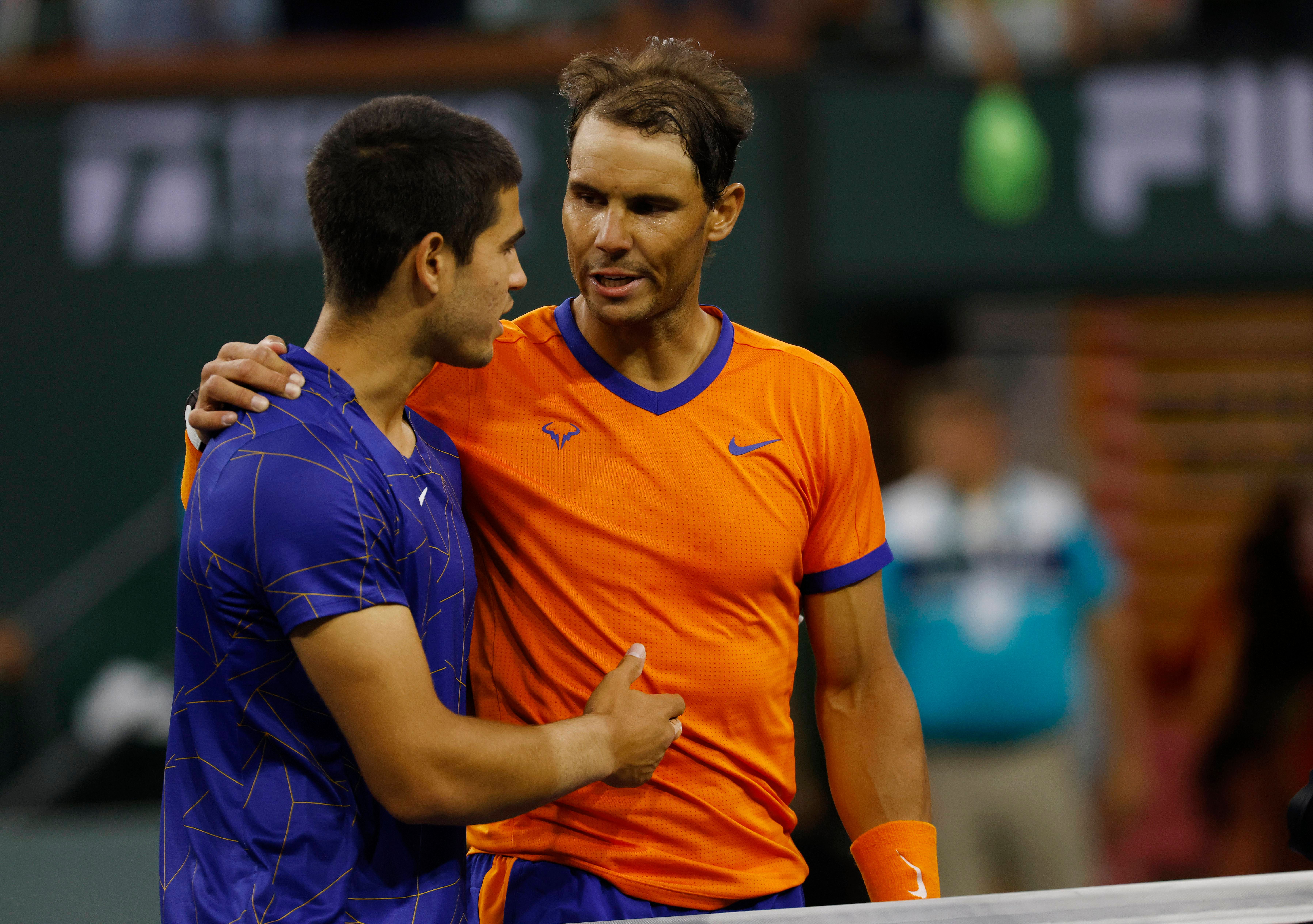Carlos Alcaraz y Rafa Nadal se saludan tras la semifinal de Indian Wells.