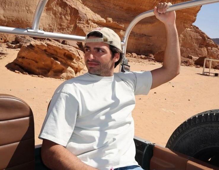Carlos Sainz en sus vacaciones por Al Ula.
