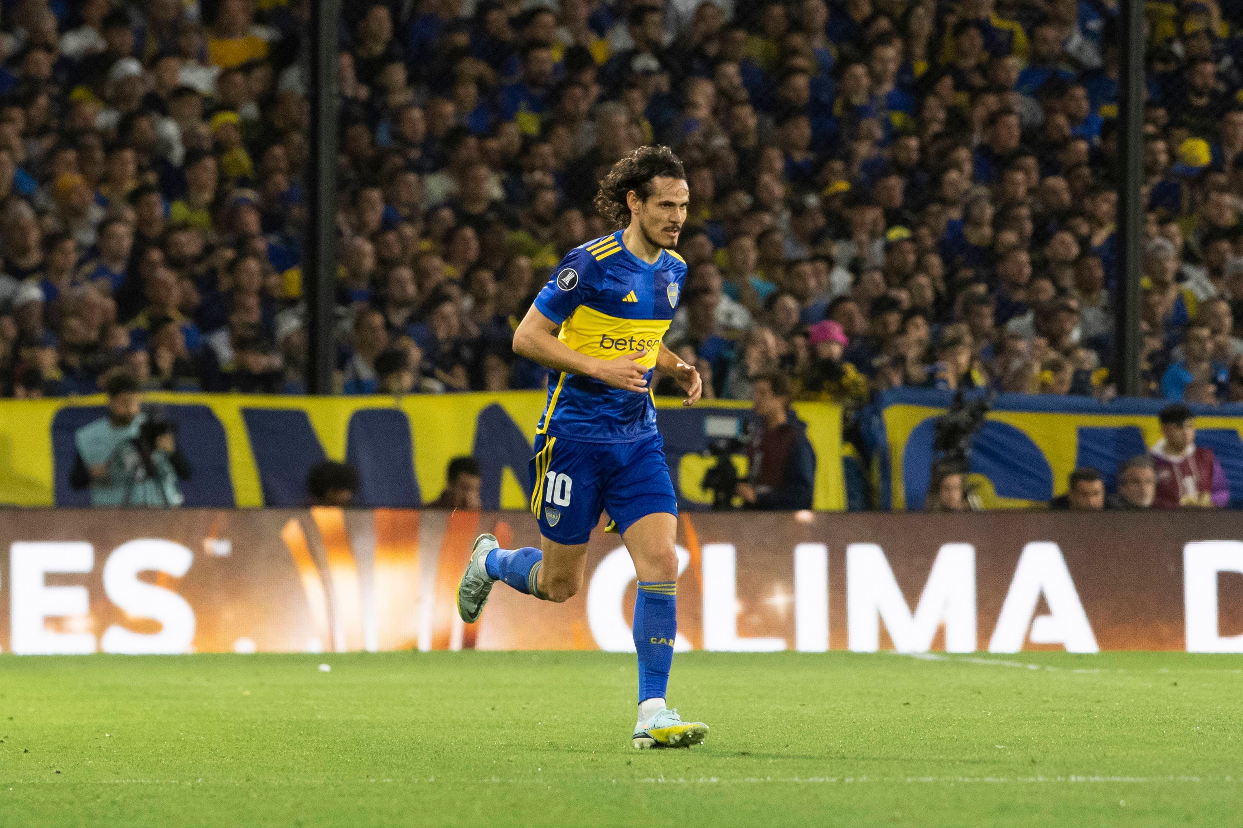  Cavani jugando en la Bombonera con Boca Juniors.