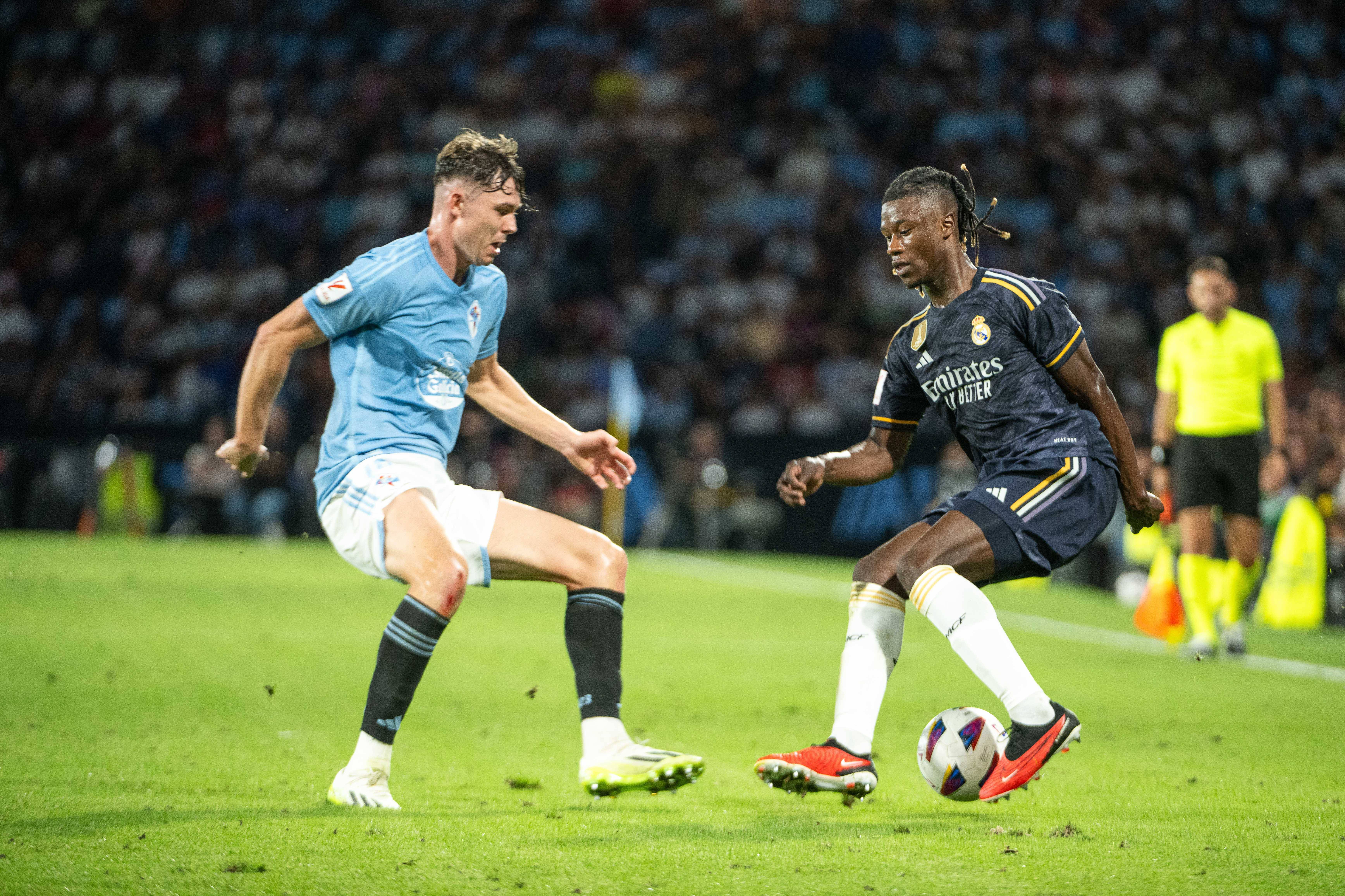 Eduardo Camavinga controla un balón en el Celta-Real Madrid (Foto: Cordon Press).