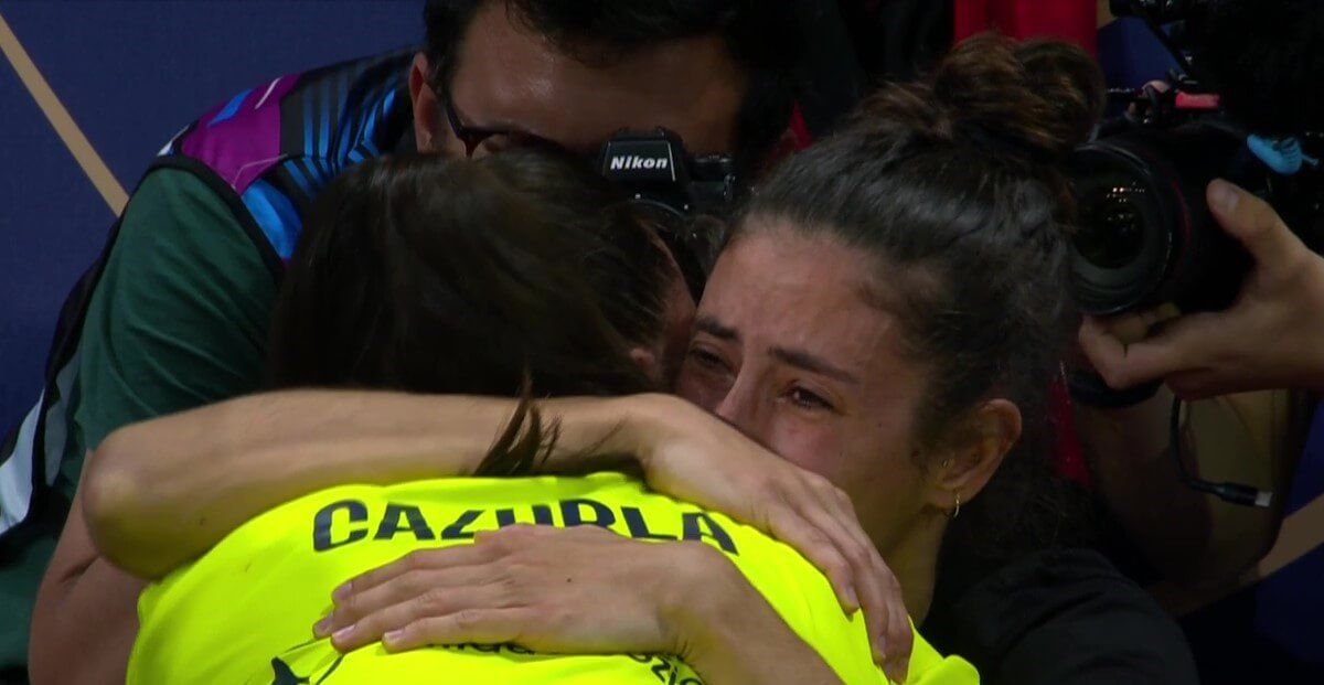  María Conde rompe a llorar tras el triunfo del Praga ante el Fenerbahçe en la Euroliga femenina.