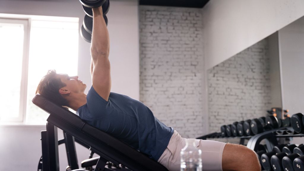  Hombre haciendo un un press inclinado con mancuernas