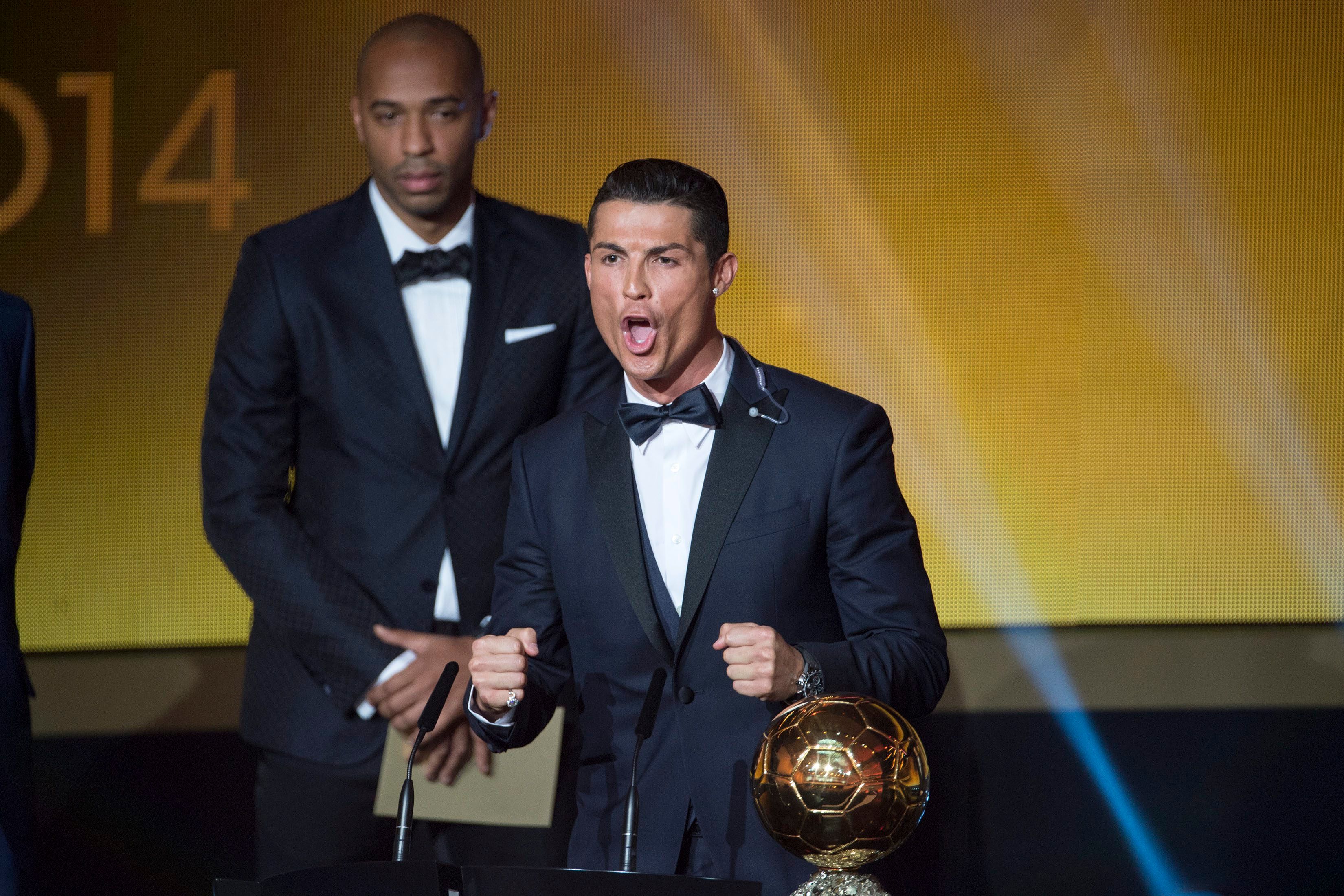 Cristiano Ronaldo celebra su tercer Balón de Oro en 2014.