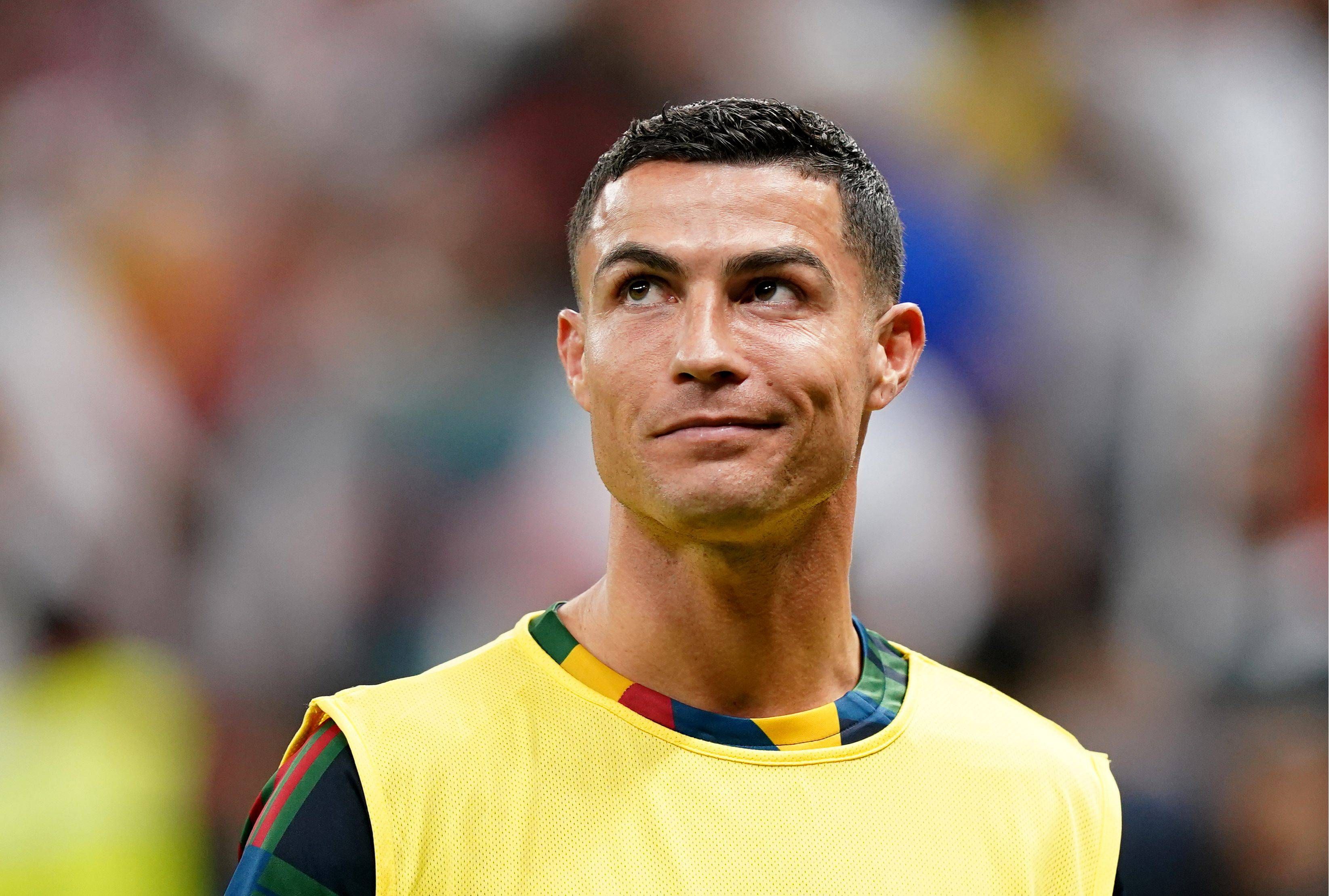 Cristiano Ronaldo con el peto de suplente en el Mundial de Qatar.