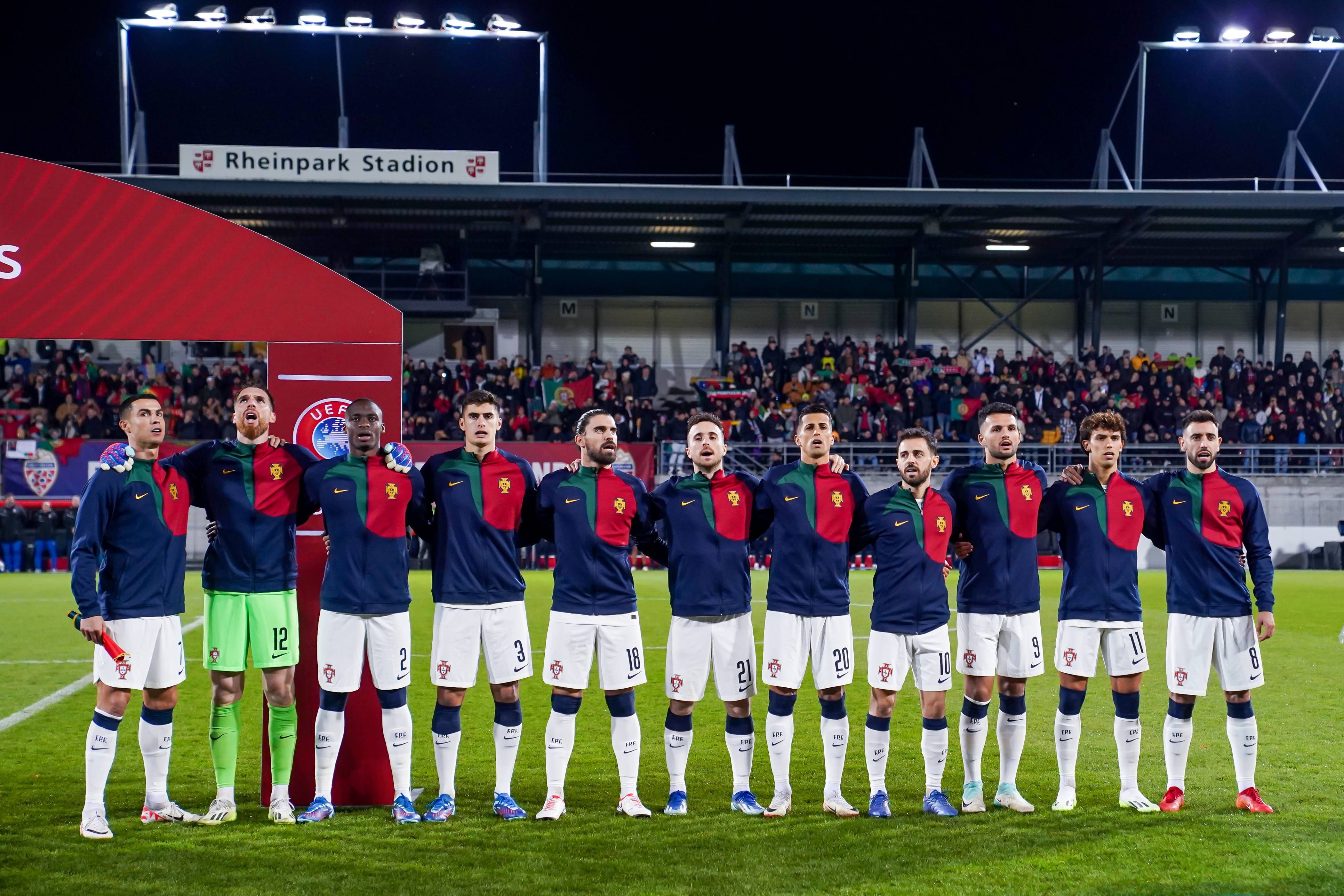  Cristiano Ronaldo, junto a sus compañeros, escucha el himno nacional (Cordon Press)