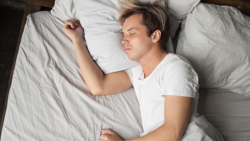  Hombre durmiendo en una cama