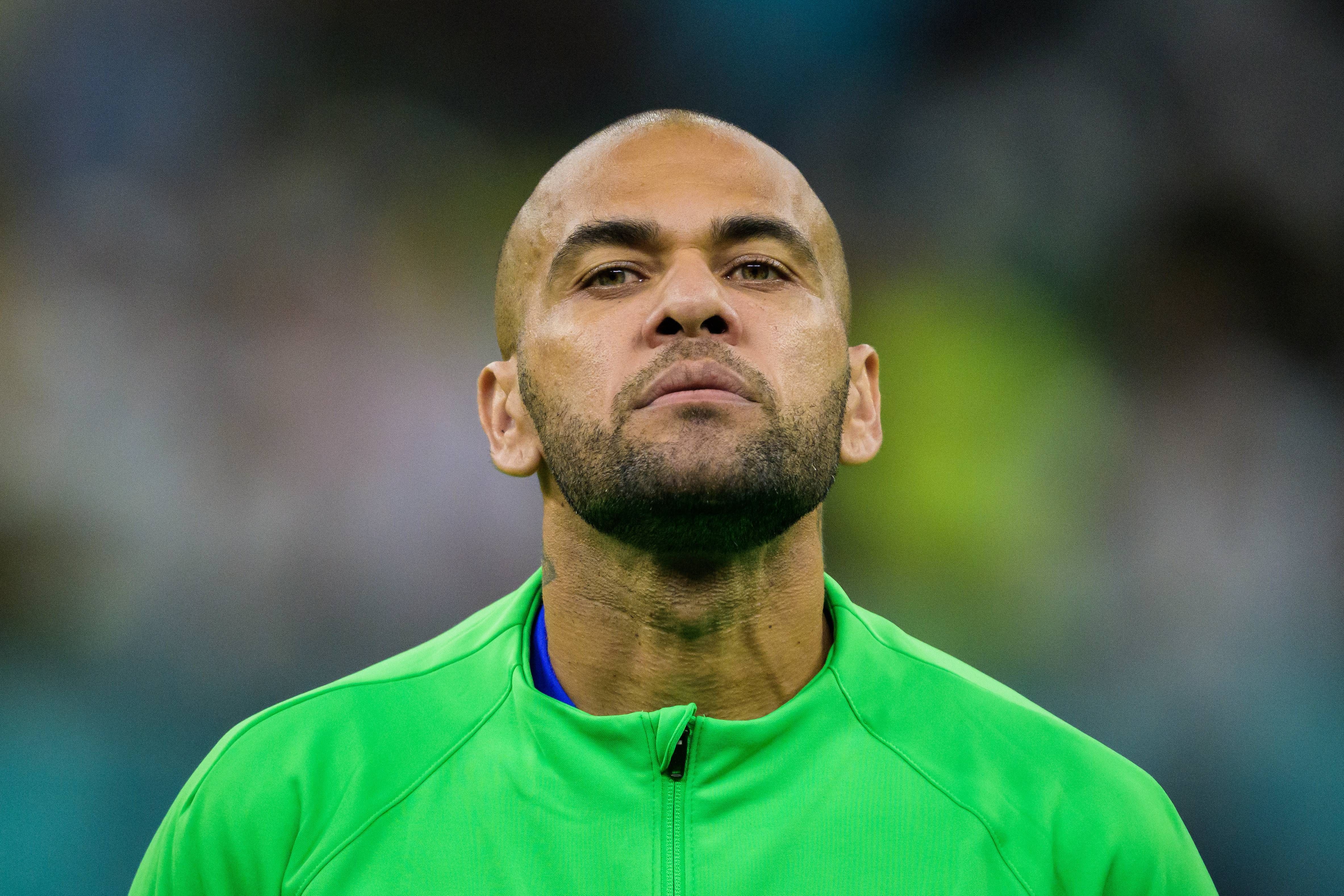  Dani Alves, antes de un partido de Brasil.