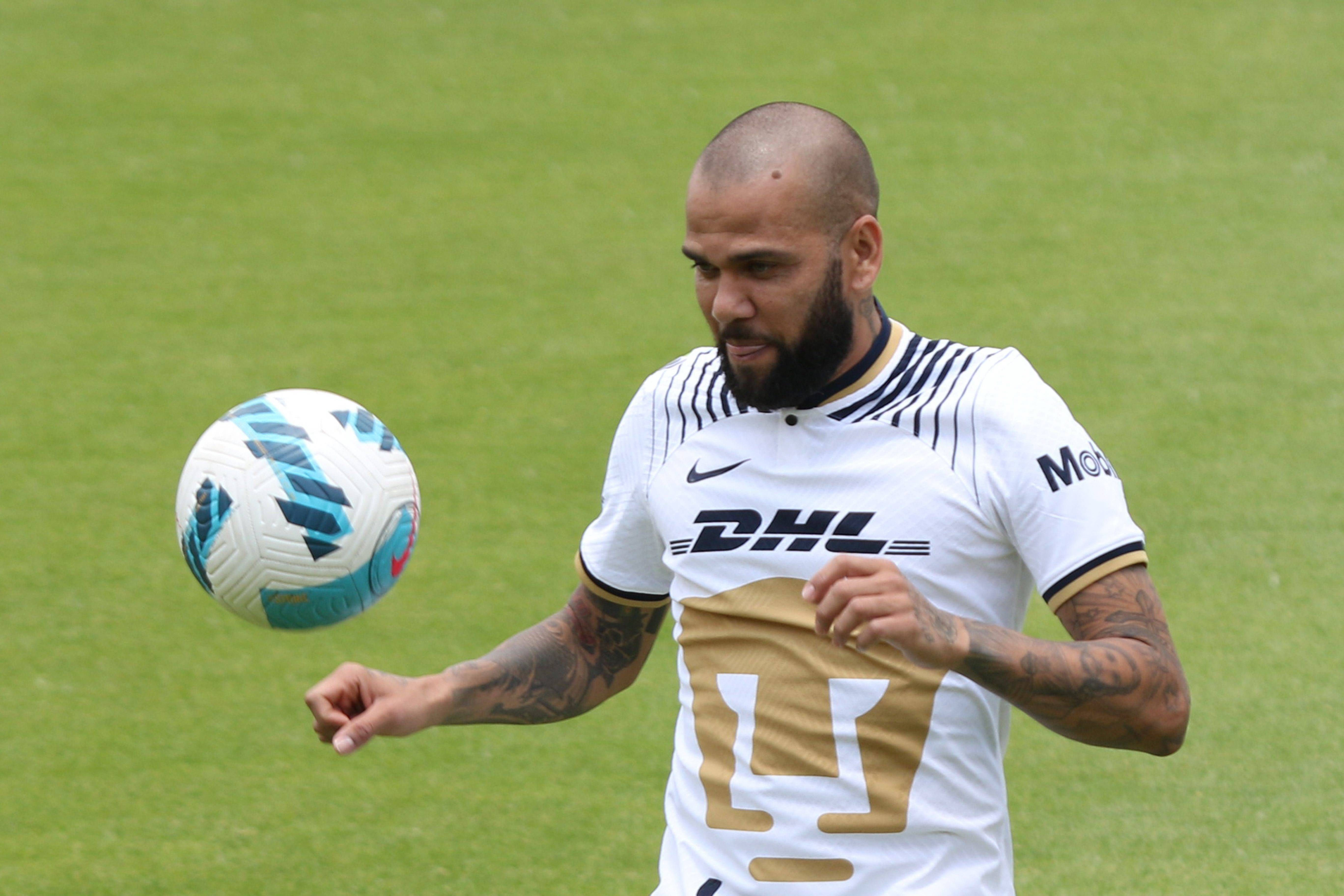  Dani Alves con la camiseta de su último equipo, el Pumas mexicano (Cordon Press)