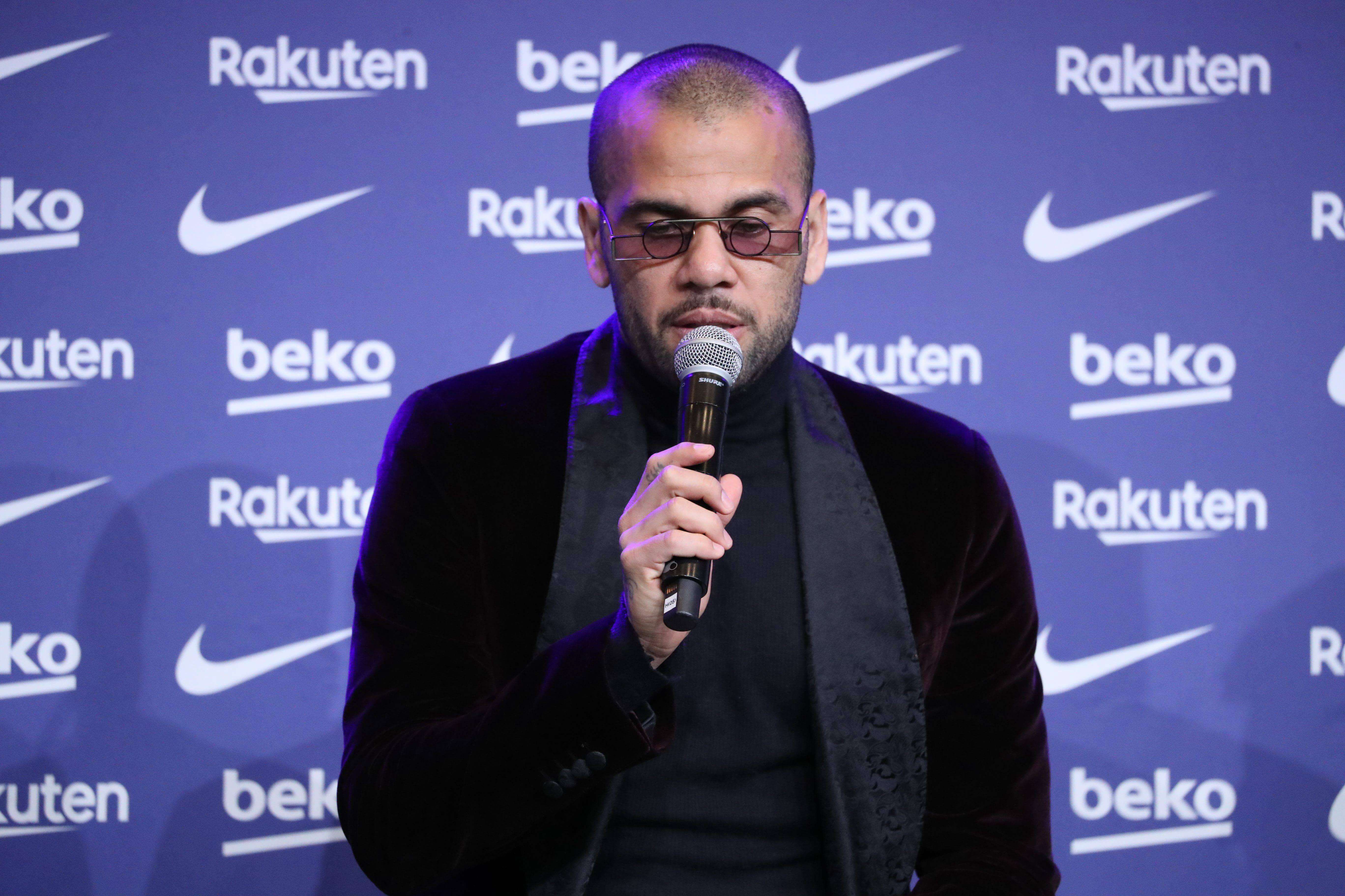  Dani Alves en su presentación como jugador del Barça.