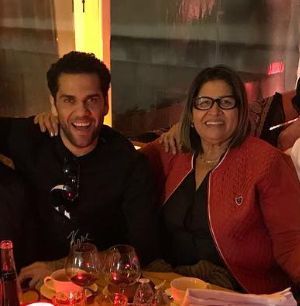  Dani Alves junto a su madre, denunciada por revelar la identidad de la víctima (@mluciaalves)