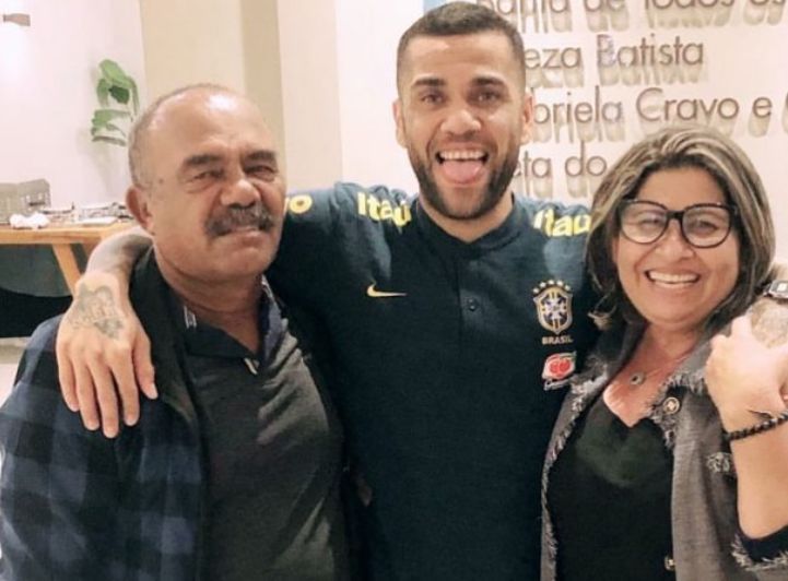  Dani Alves junto a sus padres (@mluciaalves)